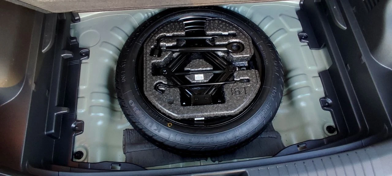 Продаётся хëндэ кона 2022 г. в идеальном состоянии, без окрасов. пробег 45 тыс. мл. 2,0 бензин, 150 л. с. , автомат 8-ступенчатый автомат айсин, круиз-контроль, удержание полосы, датчик дистанции, регулировка зеркал, мультируль, камера заднего вида, монитор, блютуз, мультируль, кондиционер, стеклоподъемники, резина почти новая, легкосплавные диски на 16. авто как новое (в салоне запах нового авто) из повреждений - небольшая вмятина на переднем правом крыле ( новое крыло замена в цвет авто) вся в заводском окрасе. таких авто на рынке очень мало. машина обслужена ( новые масла фильтра) вин код для проверки : km8k22ab0nu903842 цена 2,2 млн. руб. детально по телефону +79493560528, +79493202480 - фотография - 19