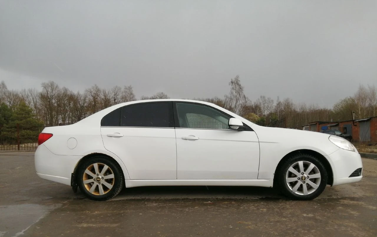 Chevrolet epica 2011, 2.0mt, пробег 269ткм большой, комфортный бизнес седан с просторным и удобным салоном. автомобиль сочетает в себе экономичный расход топлива с хорошими динамическими характеристиками. тоже касается и подвески - отличная управляемость одновременно с мягкостью и плавностью хода. подвеска и ходовая полностью исправны, посторонние звуки отсутствуют. на скорости 180км/ч в салоне как в спальне - тихо и спокойно. автомобиль находится в отличном состоянии, полностью обслужен. салон ухожен, имеется андроид магнитола с навигацией и камерой заднего вида. установлена сигнализация с автозапуском. собственник. цена 690 000 горловка, +79494804415 - фотография - 2