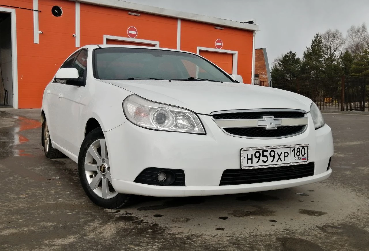 Chevrolet epica 2011, 2.0mt, пробег 269ткм большой, комфортный бизнес седан с просторным и удобным салоном. автомобиль сочетает в себе экономичный расход топлива с хорошими динамическими характеристиками. тоже касается и подвески - отличная управляемость одновременно с мягкостью и плавностью хода. подвеска и ходовая полностью исправны, посторонние звуки отсутствуют. на скорости 180км/ч в салоне как в спальне - тихо и спокойно. автомобиль находится в отличном состоянии, полностью обслужен. салон ухожен, имеется андроид магнитола с навигацией и камерой заднего вида. установлена сигнализация с автозапуском. собственник. цена 690 000 горловка, +79494804415 - фотография - 4