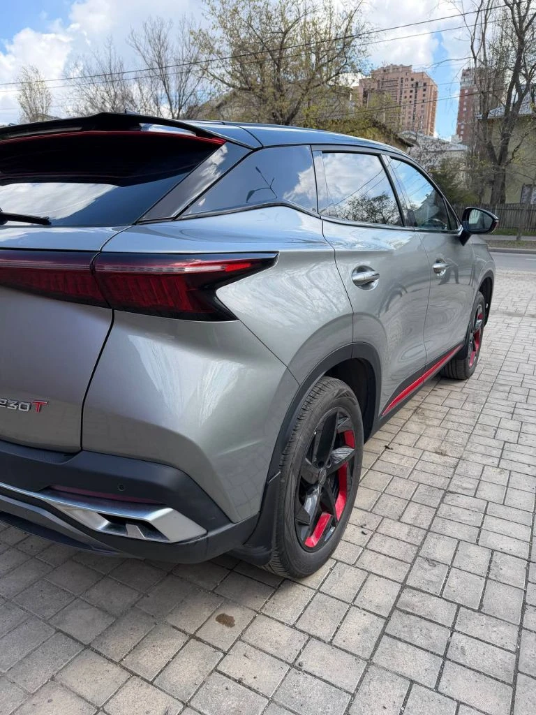 Срочно продам omoda c5. 2024 г. (ещё год на гарантии). пробег 13000 км. 1.5литра. передний привод. вариатор. максимальная комплектация ultimate+чёрная крыша. состояние новой машины. один хозяин. 2.5млн. рублей. донецк. +79493619770 - фотография - 13