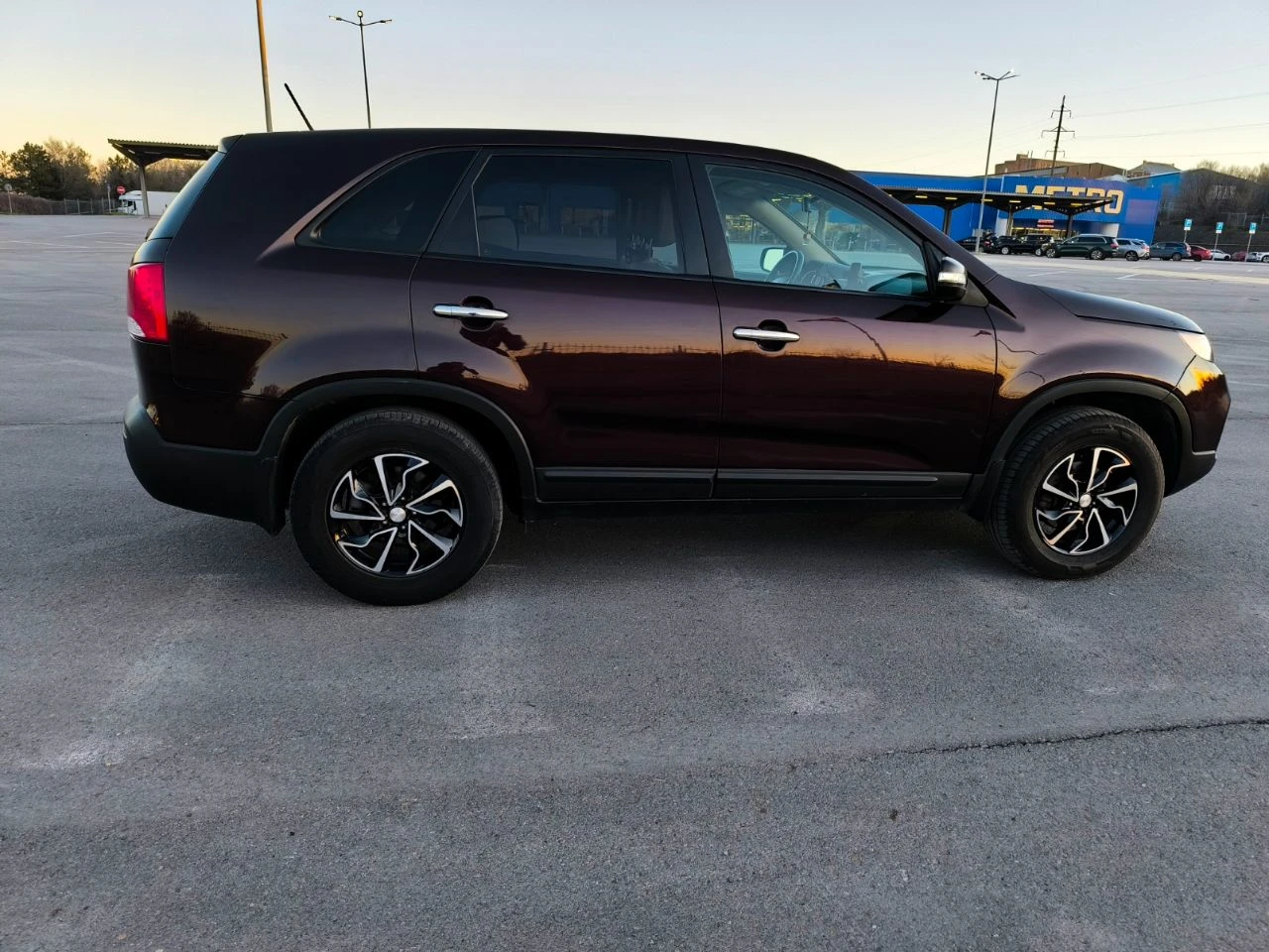 Kia sorento 2.4, 6-ступенчатый автомат, бензин, передний привод, 5 мест. идеальное состояние, один собственник в россии. подтверждённый пробег. двигатель, коробка передач и ходовая часть в безупречном состоянии. сохранён заводской катализатор. установлена сигнализация starline с gsm-модулем и автозапуском. дополнительная шумоизоляция дверей и крыши. проведена антикоррозийная обработка дверей и днища. автомобиль пригнан из сша для личного пользования. продажа связана с приобретением новой машины. в подарок — комплект зимних шин на оригинальных дисках. всегда обслуживался вовремя. обмен не рассматривается. полный комплект ключей и документов. в салоне не курили. оригинальный птс. тел. : +7(949)3482040 телеграмм: +7(999)4830843 - фотография - 4