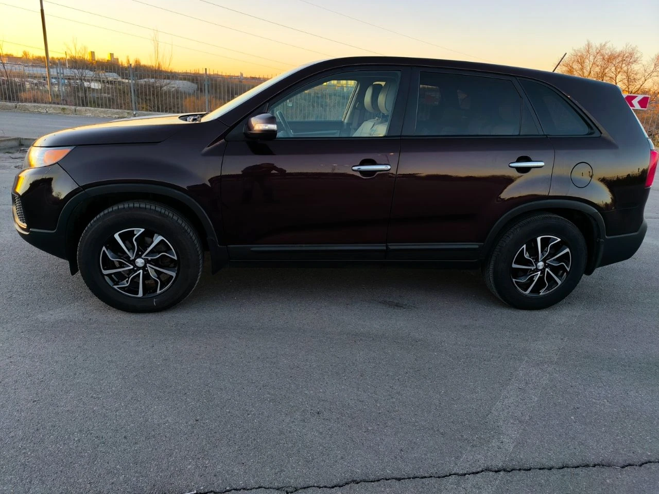 Kia sorento 2.4, 6-ступенчатый автомат, бензин, передний привод, 5 мест. идеальное состояние, один собственник в россии. подтверждённый пробег. двигатель, коробка передач и ходовая часть в безупречном состоянии. сохранён заводской катализатор. установлена сигнализация starline с gsm-модулем и автозапуском. дополнительная шумоизоляция дверей и крыши. проведена антикоррозийная обработка дверей и днища. автомобиль пригнан из сша для личного пользования. продажа связана с приобретением новой машины. в подарок — комплект зимних шин на оригинальных дисках. всегда обслуживался вовремя. обмен не рассматривается. полный комплект ключей и документов. в салоне не курили. оригинальный птс. тел. : +7(949)3482040 телеграмм: +7(999)4830843 - фотография - 2