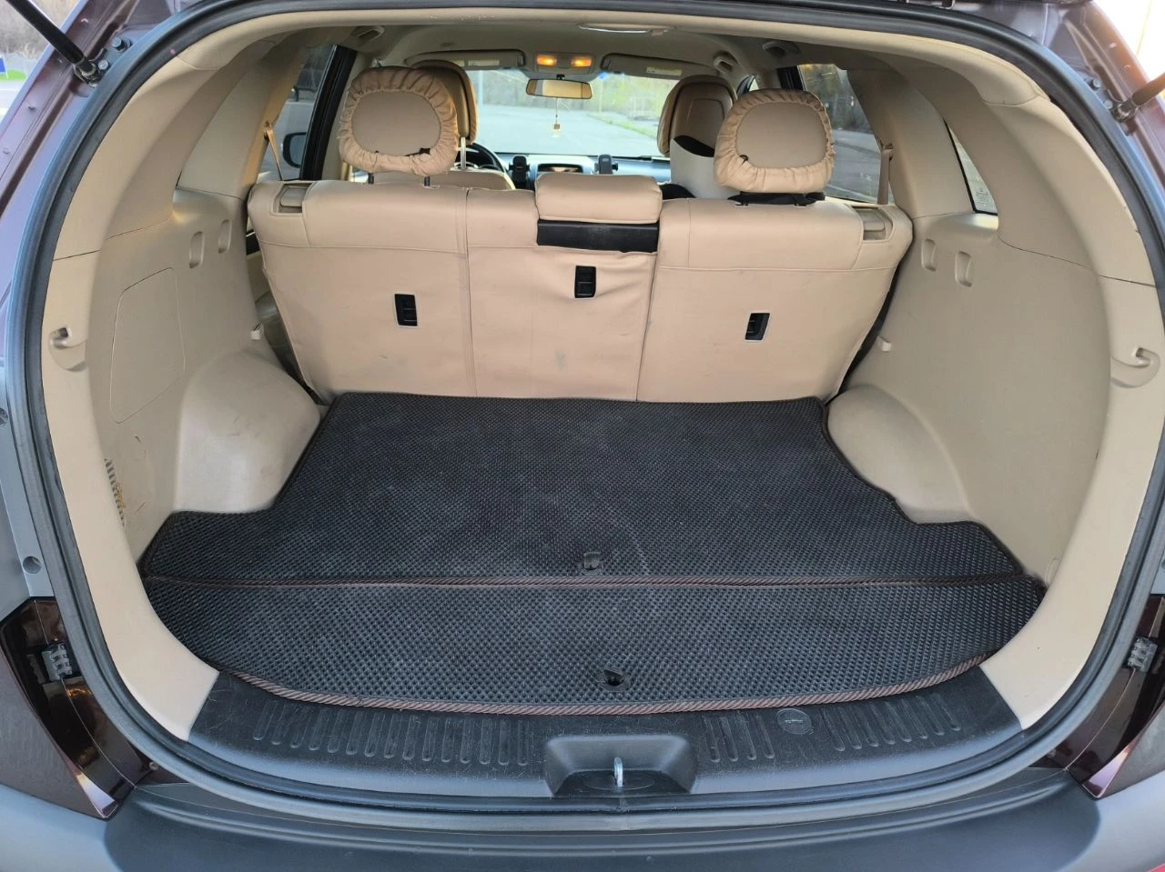 Kia sorento 2.4, 6-ступенчатый автомат, бензин, передний привод, 5 мест. идеальное состояние, один собственник в россии. подтверждённый пробег. двигатель, коробка передач и ходовая часть в безупречном состоянии. сохранён заводской катализатор. установлена сигнализация starline с gsm-модулем и автозапуском. дополнительная шумоизоляция дверей и крыши. проведена антикоррозийная обработка дверей и днища. автомобиль пригнан из сша для личного пользования. продажа связана с приобретением новой машины. в подарок — комплект зимних шин на оригинальных дисках. всегда обслуживался вовремя. обмен не рассматривается. полный комплект ключей и документов. в салоне не курили. оригинальный птс. тел. : +7(949)3482040 телеграмм: +7(999)4830843 - фотография - 5