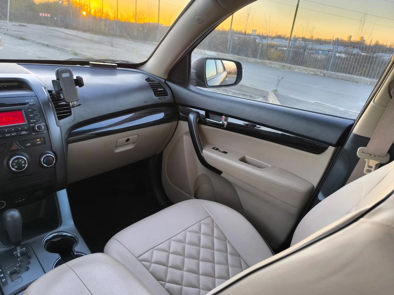 Kia sorento 2.4, 6-ступенчатый автомат, бензин, передний привод, 5 мест. идеальное состояние, один собственник в россии. подтверждённый пробег. двигатель, коробка передач и ходовая часть в безупречном состоянии. сохранён заводской катализатор. установлена сигнализация starline с gsm-модулем и автозапуском. дополнительная шумоизоляция дверей и крыши. проведена антикоррозийная обработка дверей и днища. автомобиль пригнан из сша для личного пользования. продажа связана с приобретением новой машины. в подарок — комплект зимних шин на оригинальных дисках. всегда обслуживался вовремя. обмен не рассматривается. полный комплект ключей и документов. в салоне не курили. оригинальный птс. тел. : +7(949)3482040 телеграмм: +7(999)4830843 - фотография - 7