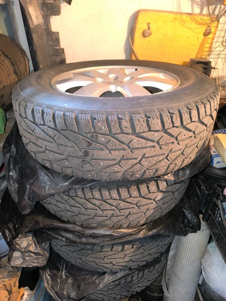 Kia sorento 2.4, 6-ступенчатый автомат, бензин, передний привод, 5 мест. идеальное состояние, один собственник в россии. подтверждённый пробег. двигатель, коробка передач и ходовая часть в безупречном состоянии. сохранён заводской катализатор. установлена сигнализация starline с gsm-модулем и автозапуском. дополнительная шумоизоляция дверей и крыши. проведена антикоррозийная обработка дверей и днища. автомобиль пригнан из сша для личного пользования. продажа связана с приобретением новой машины. в подарок — комплект зимних шин на оригинальных дисках. всегда обслуживался вовремя. обмен не рассматривается. полный комплект ключей и документов. в салоне не курили. оригинальный птс. тел. : +7(949)3482040 телеграмм: +7(999)4830843 - фотография - 11