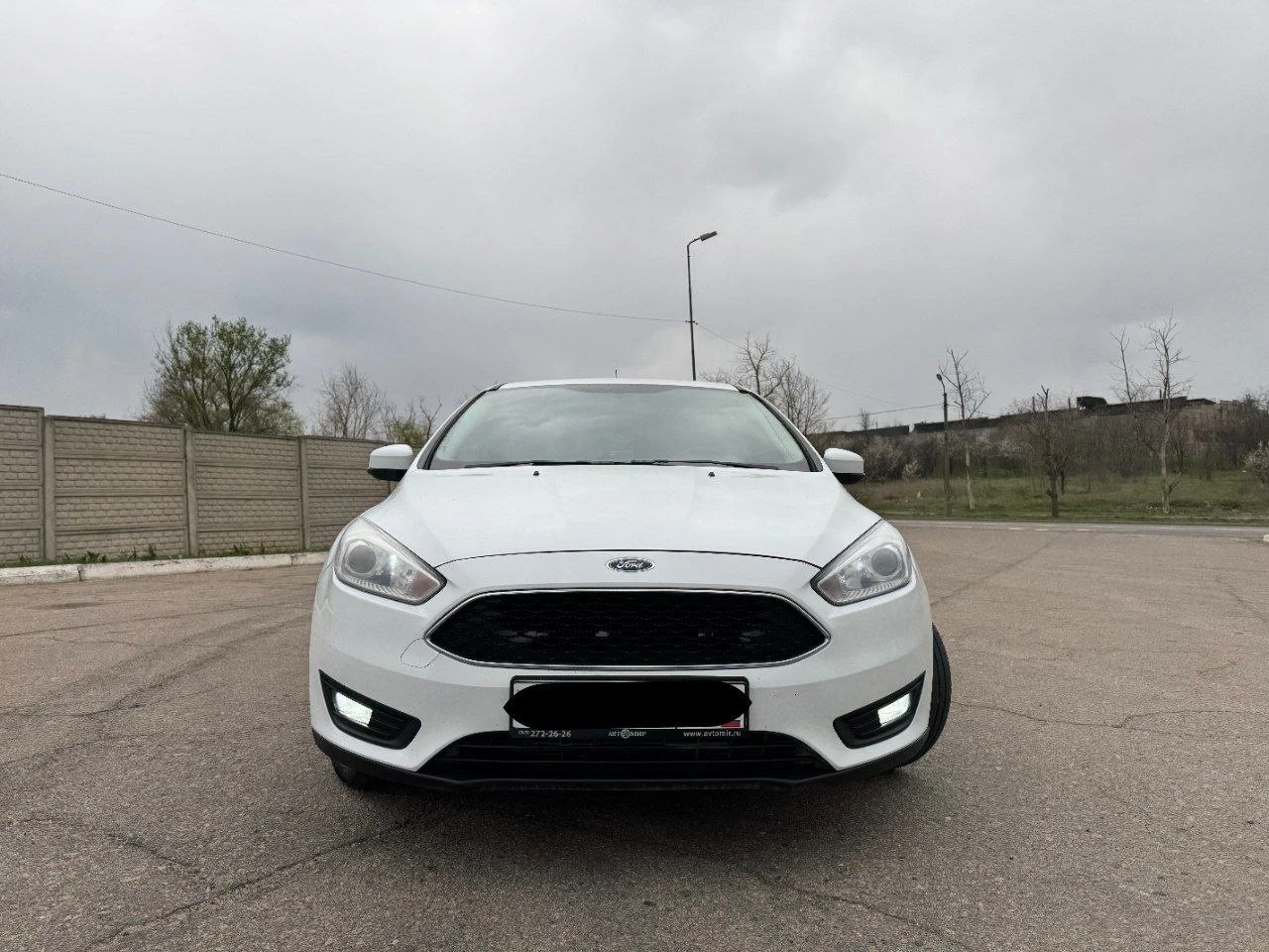 Ford focus 3 рестайлинг 1.6 мт 2017г. родной пробег 161т. км. 2 владельца за все время максимальная комплектация с двухзонным климат контролем, подогревом руля, сидений. в салоне работает каждая кнопочка, кондиционер холодит! стоит дорогая андроид магнитола с камерой заднего вида, дополнительно устанавливал саб буфер, шикарный звук с акустикой sony. денег на машину не жалел! тех. осмотр пройден, быстрая продажа. цена 899т. р, реальному покупателю хороший торг! осмотр в городе донецк. телефон для связи +79498477720 - фотография - 2