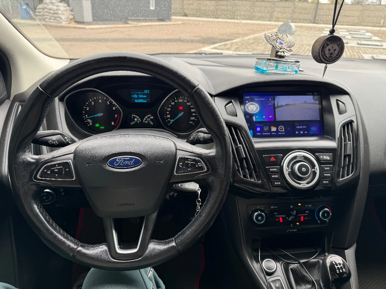 Ford focus 3 рестайлинг 1.6 мт 2017г. родной пробег 161т. км. 2 владельца за все время максимальная комплектация с двухзонным климат контролем, подогревом руля, сидений. в салоне работает каждая кнопочка, кондиционер холодит! стоит дорогая андроид магнитола с камерой заднего вида, дополнительно устанавливал саб буфер, шикарный звук с акустикой sony. денег на машину не жалел! тех. осмотр пройден, быстрая продажа. цена 899т. р, реальному покупателю хороший торг! осмотр в городе донецк. телефон для связи +79498477720 - фотография - 1