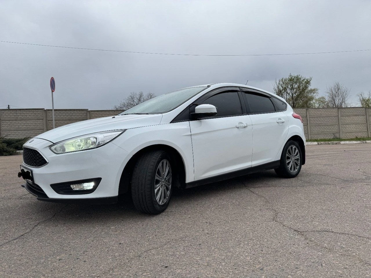 Ford focus 3 рестайлинг 1.6 мт 2017г. родной пробег 161т. км. 2 владельца за все время максимальная комплектация с двухзонным климат контролем, подогревом руля, сидений. в салоне работает каждая кнопочка, кондиционер холодит! стоит дорогая андроид магнитола с камерой заднего вида, дополнительно устанавливал саб буфер, шикарный звук с акустикой sony. денег на машину не жалел! тех. осмотр пройден, быстрая продажа. цена 899т. р, реальному покупателю хороший торг! осмотр в городе донецк. телефон для связи +79498477720 - фотография - 7