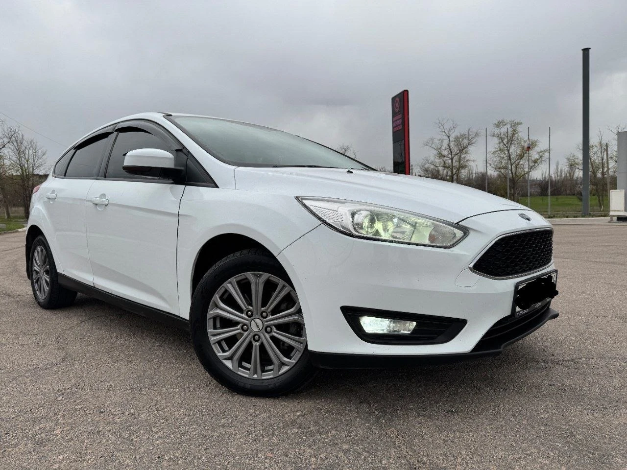 Ford focus 3 рестайлинг 1.6 мт 2017г. родной пробег 161т. км. 2 владельца за все время максимальная комплектация с двухзонным климат контролем, подогревом руля, сидений. в салоне работает каждая кнопочка, кондиционер холодит! стоит дорогая андроид магнитола с камерой заднего вида, дополнительно устанавливал саб буфер, шикарный звук с акустикой sony. денег на машину не жалел! тех. осмотр пройден, быстрая продажа. цена 899т. р, реальному покупателю хороший торг! осмотр в городе донецк. телефон для связи +79498477720 - фотография - 3