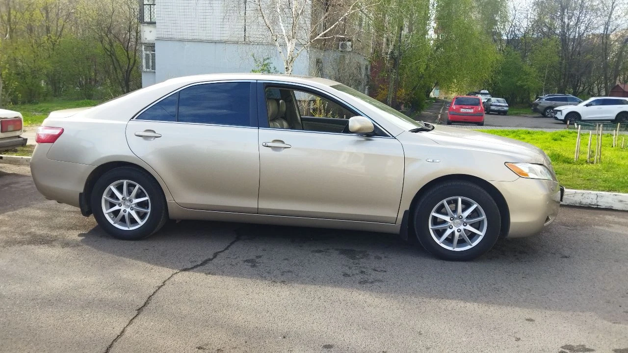 Продам тоуота camry. состояние супер! машина куплена в салоне. дата производства автомобиля: ноябрь 2008. единственный владелец с февраля 2009 г. седан комплектация престиж пробег 96000км бензин/газ салон: кожа 167л. с. акпп. 2.4 передний привод цвет: бежевый перламутр мультилок антикорозийка 2 комплекта новой резины на дисках r16 полностью обслужена. +7949 4284495 +7949 0350601 - фотография - 1