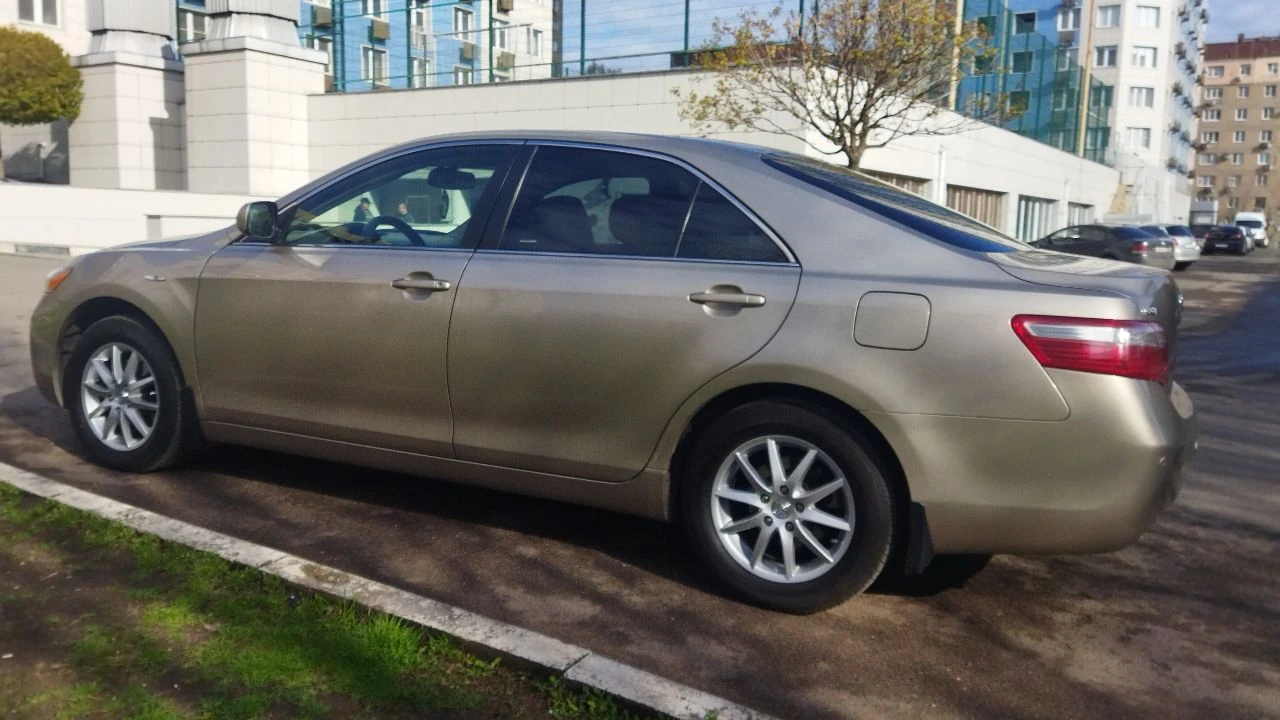 Продам тоуота camry. состояние супер! машина куплена в салоне. дата производства автомобиля: ноябрь 2008. единственный владелец с февраля 2009 г. седан комплектация престиж пробег 96000км бензин/газ салон: кожа 167л. с. акпп. 2.4 передний привод цвет: бежевый перламутр мультилок антикорозийка 2 комплекта новой резины на дисках r16 полностью обслужена. +7949 4284495 +7949 0350601 - фотография - 2