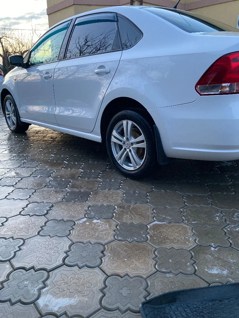 Продам volkswagen polo 2012года 2 владелица 196000 км родного пробега данный автомобиль в комплектации highline: двигатель бензин 1,6 (105 лс),6-ти ступенчатый автомат (тип троник, спорт режим), климат контроль, подогрев ветрового стекла, подогрев передних сидений, подогрев заднего стекла, электрорегулировка боковых зеркал с подогревом. складывающиеся спинки задних сидений, регулировка руля по высоте и вылету. стекла все родные кроме лобового было 1 дтп цена 780000 торг +79494113623 - фотография - 2