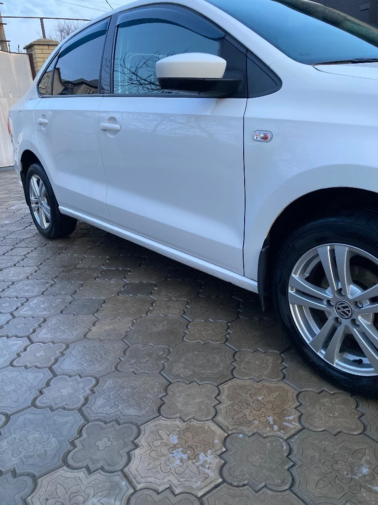 Продам volkswagen polo 2012года 2 владелица 196000 км родного пробега данный автомобиль в комплектации highline: двигатель бензин 1,6 (105 лс),6-ти ступенчатый автомат (тип троник, спорт режим), климат контроль, подогрев ветрового стекла, подогрев передних сидений, подогрев заднего стекла, электрорегулировка боковых зеркал с подогревом. складывающиеся спинки задних сидений, регулировка руля по высоте и вылету. стекла все родные кроме лобового было 1 дтп цена 780000 торг +79494113623 - фотография - 4