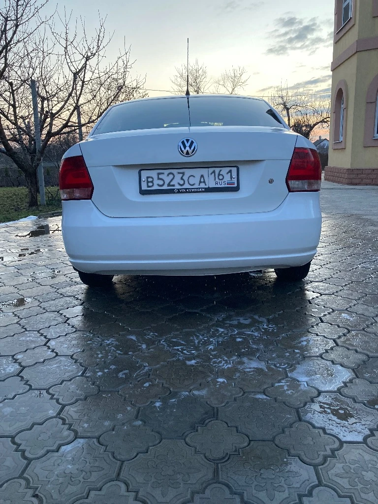 Продам volkswagen polo 2012года 2 владелица 196000 км родного пробега данный автомобиль в комплектации highline: двигатель бензин 1,6 (105 лс),6-ти ступенчатый автомат (тип троник, спорт режим), климат контроль, подогрев ветрового стекла, подогрев передних сидений, подогрев заднего стекла, электрорегулировка боковых зеркал с подогревом. складывающиеся спинки задних сидений, регулировка руля по высоте и вылету. стекла все родные кроме лобового было 1 дтп цена 780000 торг +79494113623 - фотография - 3