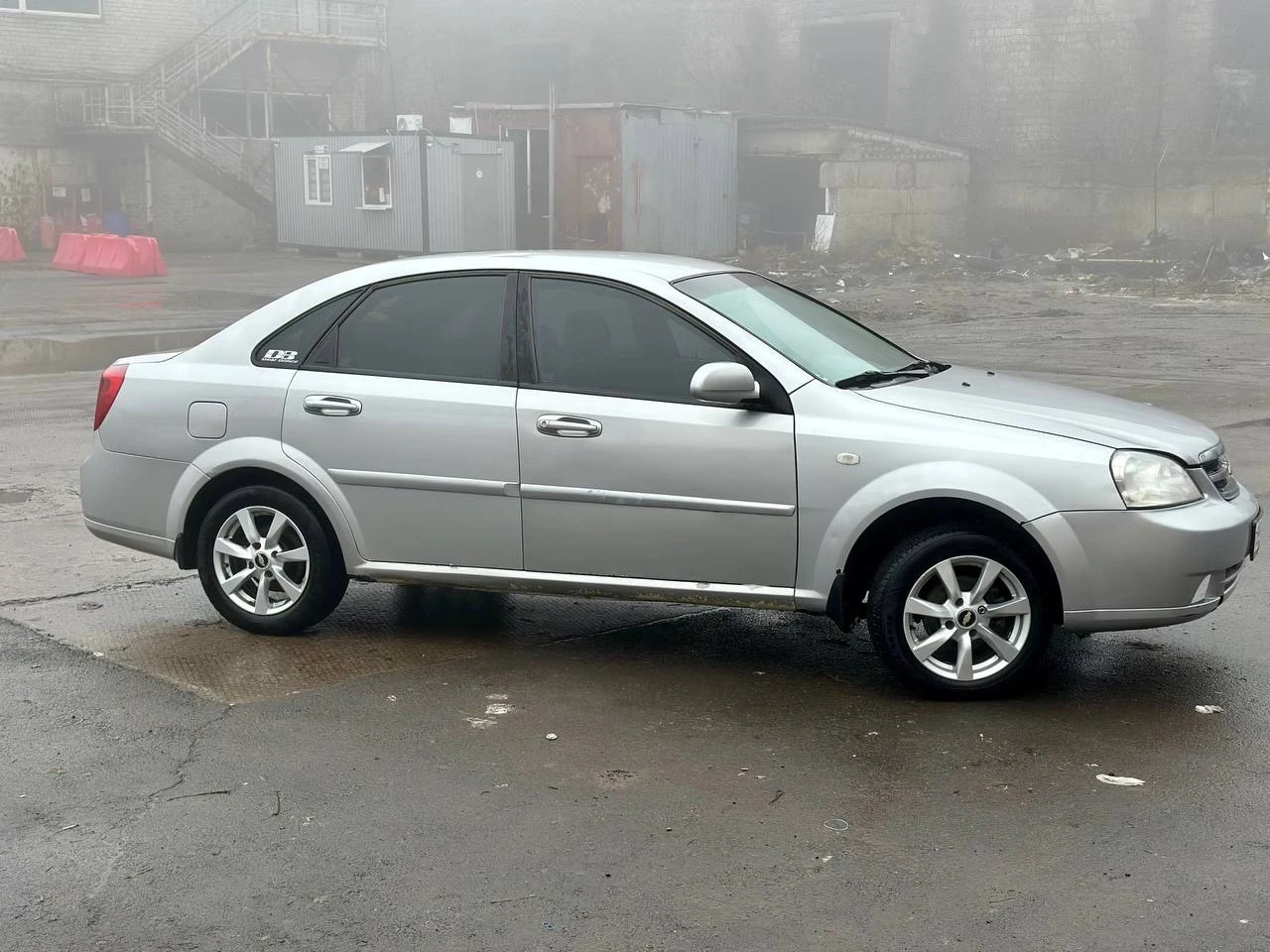 Продам срочно! chevrolet lacetti мт 1.6 2007. сел и поехал! полное переоформление! ✅ хороший живой автомобиль! не бита! зеленая автотека! ✅ автомобиль полностью обслужен, техника без вопросов. ходовая мячик машина не гнилая, днище в хорошем состоянии. жизненные коцки по лкп. мотор и коробка в идеальном состоянии. ходовка в хорошем состоянии. кондиционер, abs airbag, музыка, гур, 4 стекло подъемника и т. д машина на 180 регионе, кристально чистая! цена: 470 тыс. торг! номер телефона: +79493403832 по всем вопросам звоните. - фотография - 1