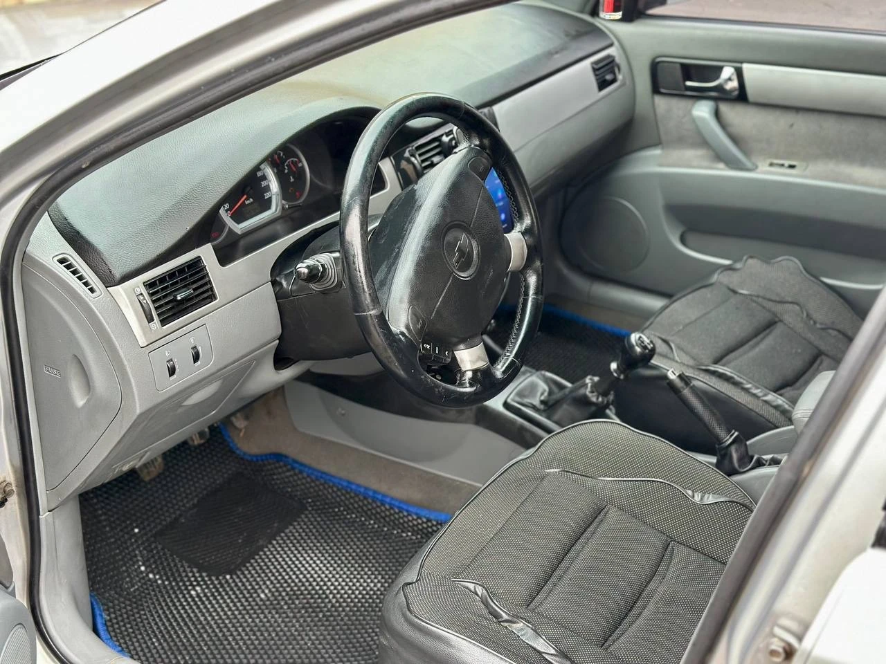 Продам срочно! chevrolet lacetti мт 1.6 2007. сел и поехал! полное переоформление! ✅ хороший живой автомобиль! не бита! зеленая автотека! ✅ автомобиль полностью обслужен, техника без вопросов. ходовая мячик машина не гнилая, днище в хорошем состоянии. жизненные коцки по лкп. мотор и коробка в идеальном состоянии. ходовка в хорошем состоянии. кондиционер, abs airbag, музыка, гур, 4 стекло подъемника и т. д машина на 180 регионе, кристально чистая! цена: 470 тыс. торг! номер телефона: +79493403832 по всем вопросам звоните. - фотография - 5