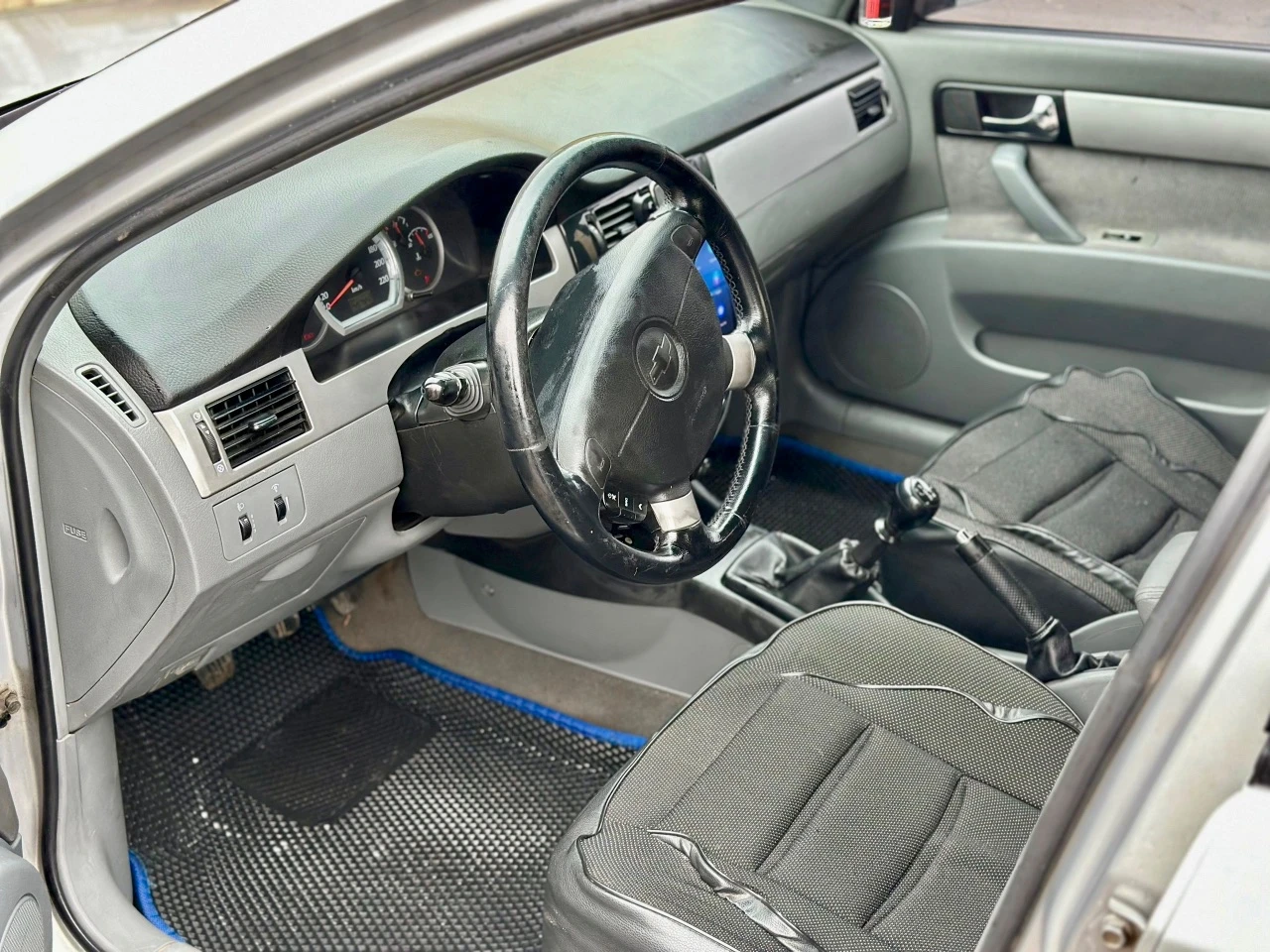 Продам срочно! chevrolet lacetti мт 1.6 2007. сел и поехал! полное переоформление! ✅ хороший живой автомобиль! не бита! зеленая автотека! ✅ автомобиль полностью обслужен, техника без вопросов. ходовая мячик машина не гнилая, днище в хорошем состоянии. жизненные коцки по лкп. мотор и коробка в идеальном состоянии. ходовка в хорошем состоянии. кондиционер, abs airbag, музыка, гур, 4 стекло подъемника и т. д машина на 180 регионе, кристально чистая! цена: 430 тыс. торг! номер телефона: +79493403832 по всем вопросам звоните. - фотография - 7