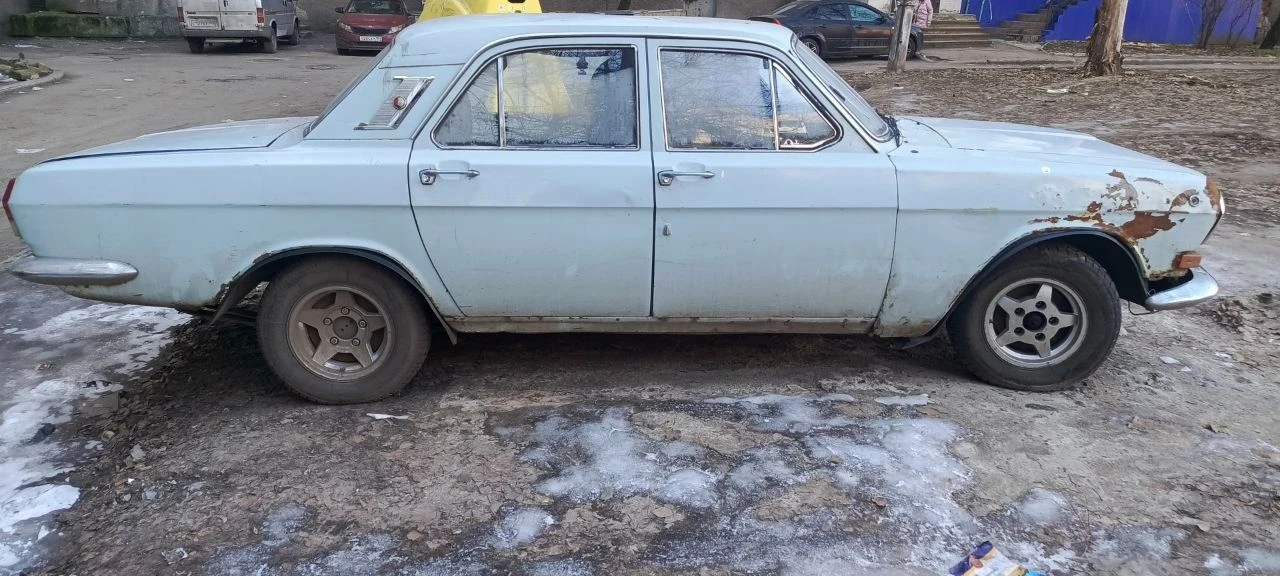 Продам волжару, двигатель 24 д, очень бодрый и шустрый, подкапотная электрика полностью новая, ходовая перебрана шкворня, резьбовые, рулевые пальцы, в коробке и заднем мосту залита трансмисионка gl, коробка 4х ступка отлично отрабатывает, задний мост ракушка родной не воет, тормозная система перебрана, сцепление живое нареканий нет, диски литьё от балансированые р14,отдам с ней ещё 4 диска тоже литьё на резине, а теперь по салону сидения с infinity fx50 передние с электрорегулировкой и подогревом(подключить нужно подогрев), стоят подиумы под динамики-хорошая музыка, отдам некоторые запчасти в нагрузку, теперь по минусам крыло помял правое, в части отрихтовали как могли, нужно подкрасить, дно целое прям на твердую 4,а так у машины есть минусы но и свои плюсы, в машину вложено много доказательства есть сервис книжка😅за машину прошу 80000,цена такая из-за больших вложений. +79495590961 - фотография - 2