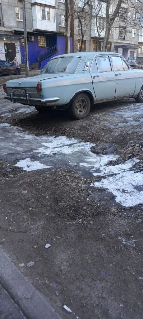 Продам волжару, двигатель 24 д, очень бодрый и шустрый, подкапотная электрика полностью новая, ходовая перебрана шкворня, резьбовые, рулевые пальцы, в коробке и заднем мосту залита трансмисионка gl, коробка 4х ступка отлично отрабатывает, задний мост ракушка родной не воет, тормозная система перебрана, сцепление живое нареканий нет, диски литьё от балансированые р14,отдам с ней ещё 4 диска тоже литьё на резине, а теперь по салону сидения с infinity fx50 передние с электрорегулировкой и подогревом(подключить нужно подогрев), стоят подиумы под динамики-хорошая музыка, отдам некоторые запчасти в нагрузку, теперь по минусам крыло помял правое, в части отрихтовали как могли, нужно подкрасить, дно целое прям на твердую 4,а так у машины есть минусы но и свои плюсы, в машину вложено много доказательства есть сервис книжка😅за машину прошу 80000,цена такая из-за больших вложений. +79495590961 - фотография - 3