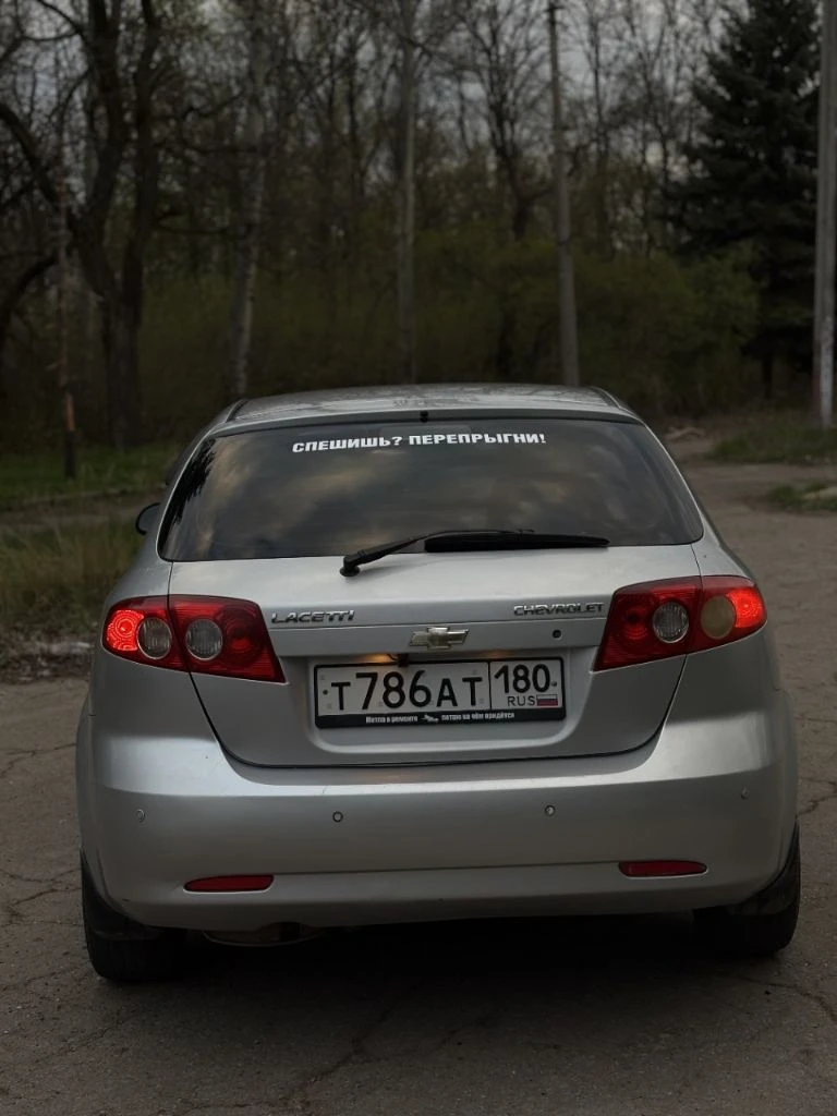 Продам шевроле лачетти 2007г мотор 1.4 16v, механика. пробег 138к. авто в отличном состоянии на полном ходу. гур, абс, передние стеклоподъёмники, 2din магнитола, ухоженный салон! вместительный багажник. кузов целый но есть моменты по лкп. титановые диски с летней резиной. переоформление в мрэо, город горловка. цена 470 ₽ торг +79493658942 - фотография - 4