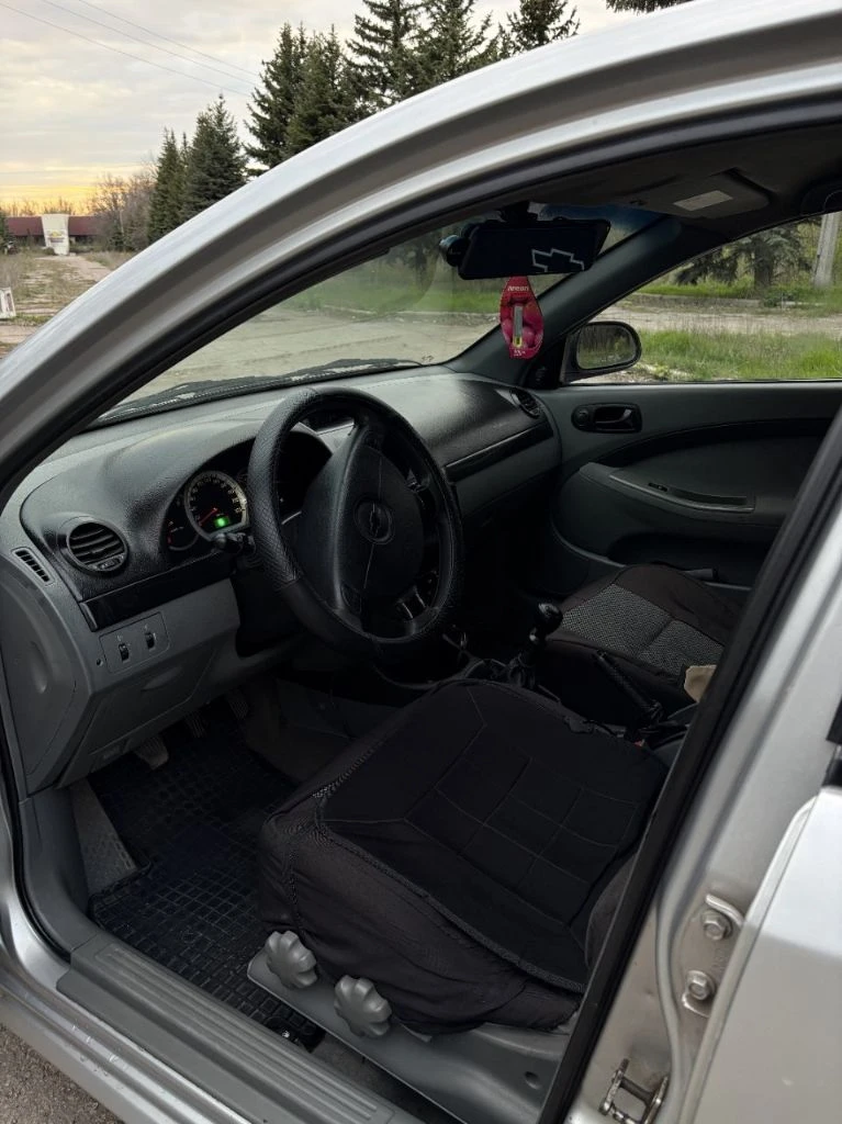 Продам шевроле лачетти 2007г мотор 1.4 16v, механика. пробег 138к. авто в отличном состоянии на полном ходу. гур, абс, передние стеклоподъёмники, 2din магнитола, ухоженный салон! вместительный багажник. кузов целый но есть моменты по лкп. титановые диски с летней резиной. переоформление в мрэо, город горловка. цена 470 ₽ торг +79493658942 - фотография - 2