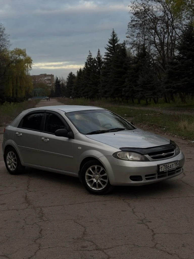 Продам шевроле лачетти 2007г мотор 1.4 16v, механика. пробег 138к. авто в отличном состоянии на полном ходу. гур, абс, передние стеклоподъёмники, 2din магнитола, ухоженный салон! вместительный багажник. кузов целый но есть моменты по лкп. титановые диски с летней резиной. переоформление в мрэо, город горловка. цена 470 ₽ торг +79493658942 - фотография - 3