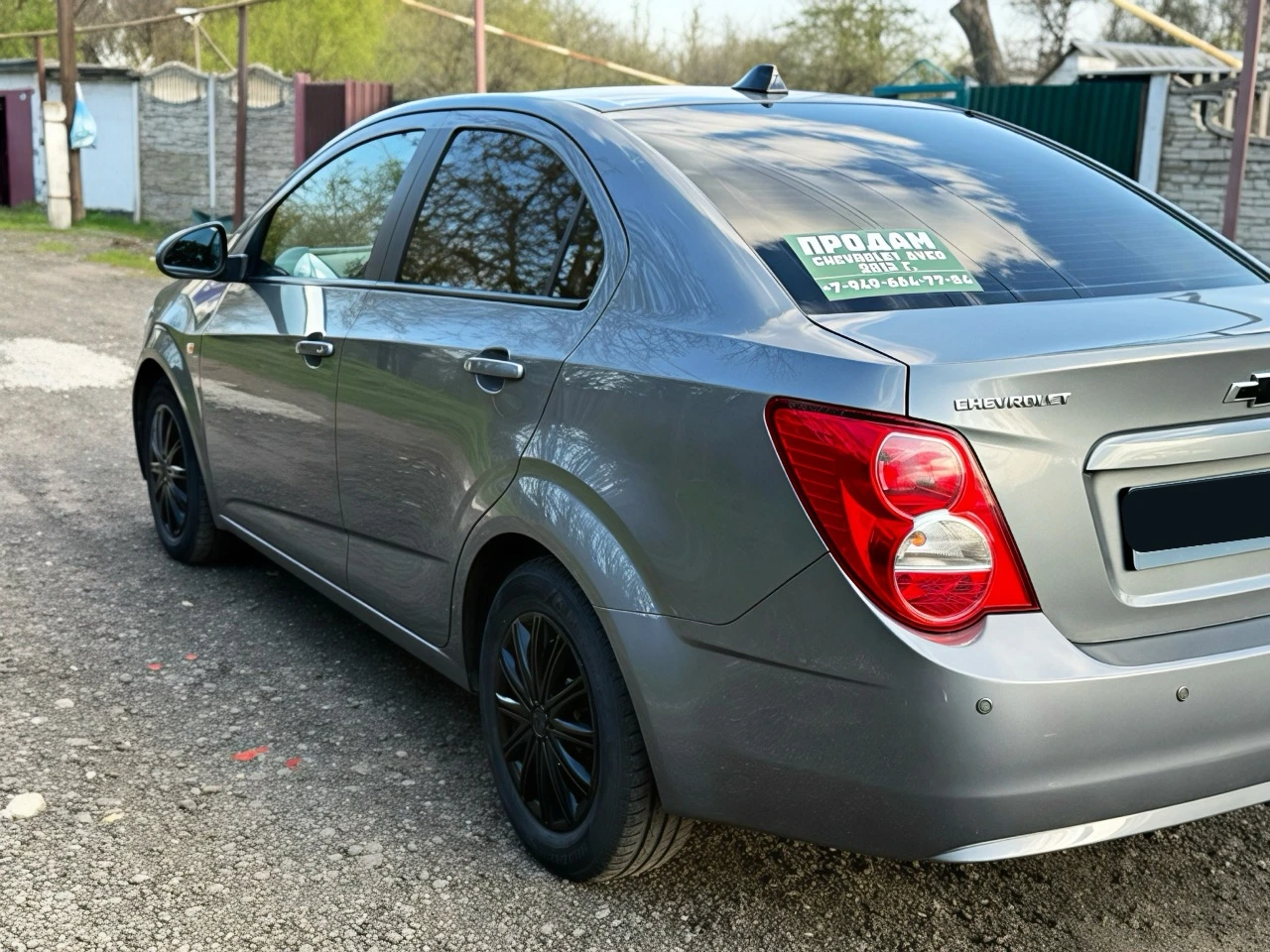 Chevrolet aveo t300 2015 г. в. * год покупки декабрь 2014 г. * поколение 2014-2020 * пробег 162 000 тыс. * владельцев по птс 2 * не битый * модификация 1.6 ат ( 115 л. с) * коробка автомат * бензин 92 * передний привод * комплектация комфорт * сигнализация starlaine chevrolet aveo t300, декабрь, 2014 г. покупался для себя. вложений не требует, сел и поехал. своевременная замена масла и то. стоят свежие тормозные колодки и диски. по подвеске всё отлично (не гремит, не стучит) лакокрасочное покрытие идеальное. днище в отличном состоянии. замена масла в акпп на 155 тыс. бережное использование автомобиля. * авто в собственности 5 лет (с апреля 2021 г. ).без запретов и ограничений. чистая. * очень комфортная и шустрая. * комплектация: магнитола с картплей, видео-регистратор, автозапуском старлайн с приложением и брелком. авто можно завести и проследить он-лайн через приложение. * чистый, ухоженный салон, в машине не курили. сиденья не продавлены) * очень экономный расход бензина 8-8.2 л по городу по трассе от 7л. * по картотеке все отлично (было мелкое дтп, незначительно притерли заднюю левую фару. фото мелкого дтп могу прислать). * птс дубликат, тк авто находилось у дилера (копия первичного птс в наличии) * юридически вся чистая. * причина продажи: покупка авто 2025 г. в. 950 000₽ больше фото и видеообзор в личку пришлю. торг у компота реальному покупателю. осмотр в макеевке. писать: https://vk. ru/lyubalife1 +7 949 664 77 84 - фотография - 3