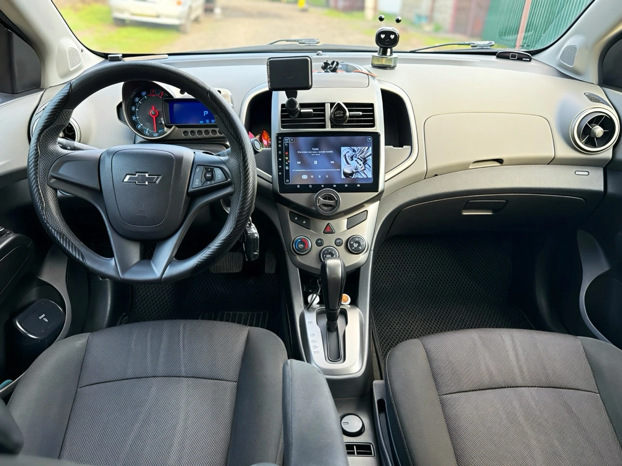 Chevrolet aveo t300 2015 г. в. * год покупки декабрь 2014 г. * поколение 2014-2020 * пробег 162 000 тыс. * владельцев по птс 2 * не битый * модификация 1.6 ат ( 115 л. с) * коробка автомат * бензин 92 * передний привод * комплектация комфорт * сигнализация starlaine chevrolet aveo t300, декабрь, 2014 г. покупался для себя. вложений не требует, сел и поехал. своевременная замена масла и то. стоят свежие тормозные колодки и диски. по подвеске всё отлично (не гремит, не стучит) лакокрасочное покрытие идеальное. днище в отличном состоянии. замена масла в акпп на 155 тыс. бережное использование автомобиля. * авто в собственности 5 лет (с апреля 2021 г. ).без запретов и ограничений. чистая. * очень комфортная и шустрая. * комплектация: магнитола с картплей, видео-регистратор, автозапуском старлайн с приложением и брелком. авто можно завести и проследить он-лайн через приложение. * чистый, ухоженный салон, в машине не курили. сиденья не продавлены) * очень экономный расход бензина 8-8.2 л по городу по трассе от 7л. * по картотеке все отлично (было мелкое дтп, незначительно притерли заднюю левую фару. фото мелкого дтп могу прислать). * птс дубликат, тк авто находилось у дилера (копия первичного птс в наличии) * юридически вся чистая. * причина продажи: покупка авто 2025 г. в. 950 000₽ больше фото и видеообзор в личку пришлю. торг у компота реальному покупателю. осмотр в макеевке. писать: https://vk. ru/lyubalife1 +7 949 664 77 84 - фотография - 5