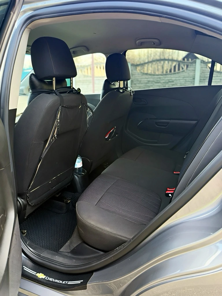 Chevrolet aveo t300 2015 г. в. * год покупки декабрь 2014 г. * поколение 2014-2020 * пробег 162 000 тыс. * владельцев по птс 2 * не битый * модификация 1.6 ат ( 115 л. с) * коробка автомат * бензин 92 * передний привод * комплектация комфорт * сигнализация starlaine chevrolet aveo t300, декабрь, 2014 г. покупался для себя. вложений не требует, сел и поехал. своевременная замена масла и то. стоят свежие тормозные колодки и диски. по подвеске всё отлично (не гремит, не стучит) лакокрасочное покрытие идеальное. днище в отличном состоянии. замена масла в акпп на 155 тыс. бережное использование автомобиля. * авто в собственности 5 лет (с апреля 2021 г. ).без запретов и ограничений. чистая. * очень комфортная и шустрая. * комплектация: магнитола с картплей, видео-регистратор, автозапуском старлайн с приложением и брелком. авто можно завести и проследить он-лайн через приложение. * чистый, ухоженный салон, в машине не курили. сиденья не продавлены) * очень экономный расход бензина 8-8.2 л по городу по трассе от 7л. * по картотеке все отлично (было мелкое дтп, незначительно притерли заднюю левую фару. фото мелкого дтп могу прислать). * птс дубликат, тк авто находилось у дилера (копия первичного птс в наличии) * юридически вся чистая. * причина продажи: покупка авто 2025 г. в. 950 000₽ больше фото и видеообзор в личку пришлю. торг у компота реальному покупателю. осмотр в макеевке. писать: https://vk. ru/lyubalife1 +7 949 664 77 84 - фотография - 7