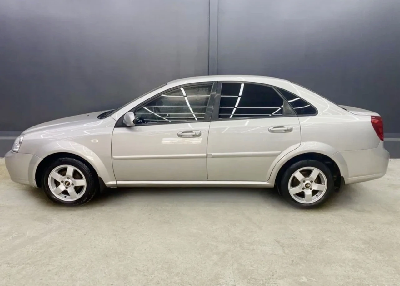 Продам срочно! chevrolet lacetti мт 1.6 2007. сел и поехал! полное переоформление! ✅ хороший живой автомобиль! не бита! зеленая автотека! ✅ автомобиль полностью обслужен, техника без вопросов. ходовая мячик машина не гнилая, днище в хорошем состоянии. жизненные коцки по лкп. мотор и коробка в идеальном состоянии. ходовка в хорошем состоянии. кондиционер, abs airbag, музыка, гур, 4 стекло подъемника и т. д машина на 180 регионе, кристально чистая! цена: 430 тыс. торг! номер телефона: +79493403832 по всем вопросам звоните. - фотография - 3