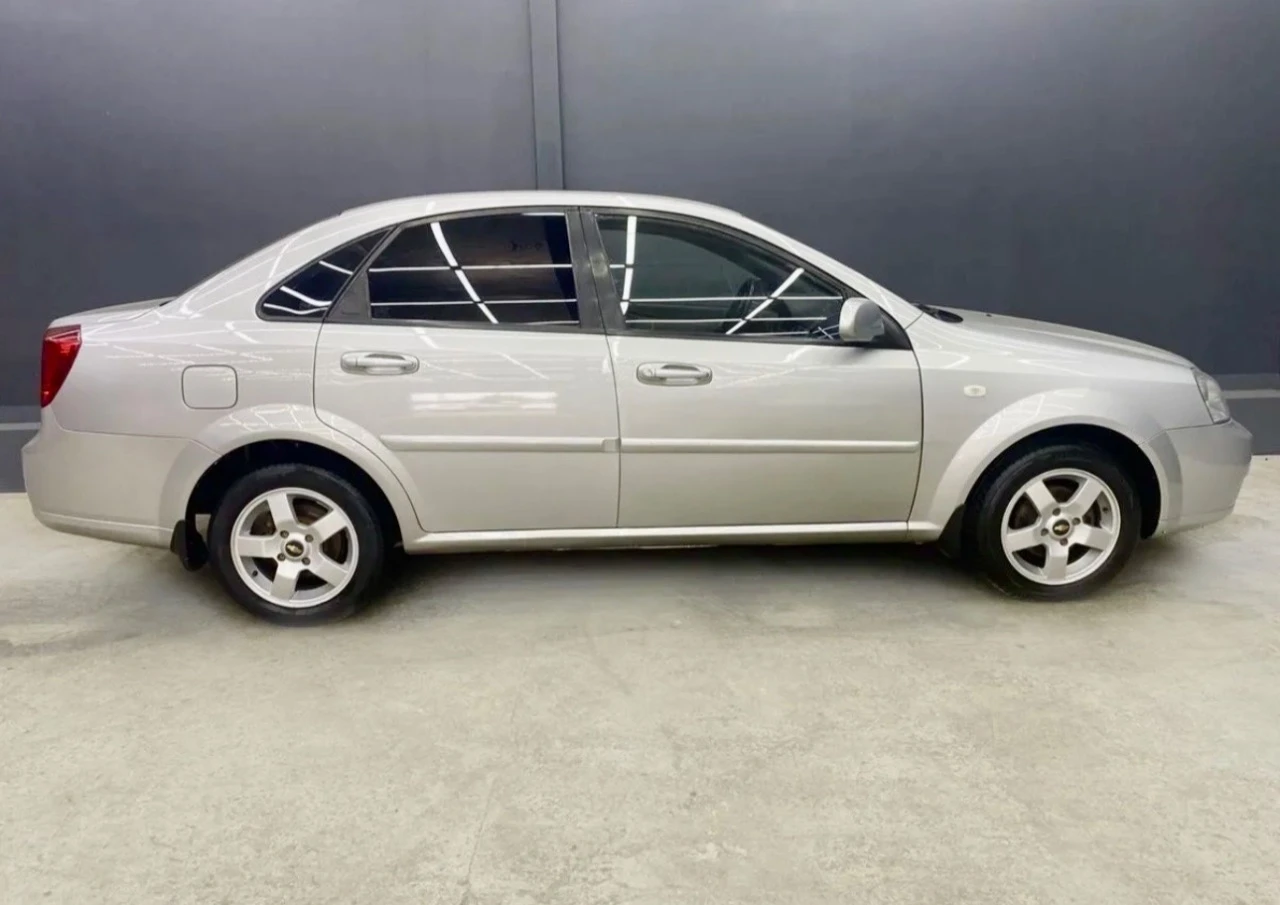 Продам срочно! chevrolet lacetti мт 1.6 2007. сел и поехал! полное переоформление! ✅ хороший живой автомобиль! не бита! зеленая автотека! ✅ автомобиль полностью обслужен, техника без вопросов. ходовая мячик машина не гнилая, днище в хорошем состоянии. жизненные коцки по лкп. мотор и коробка в идеальном состоянии. ходовка в хорошем состоянии. кондиционер, abs airbag, музыка, гур, 4 стекло подъемника и т. д машина на 180 регионе, кристально чистая! цена: 430 тыс. торг! номер телефона: +79493403832 по всем вопросам звоните. - фотография - 2