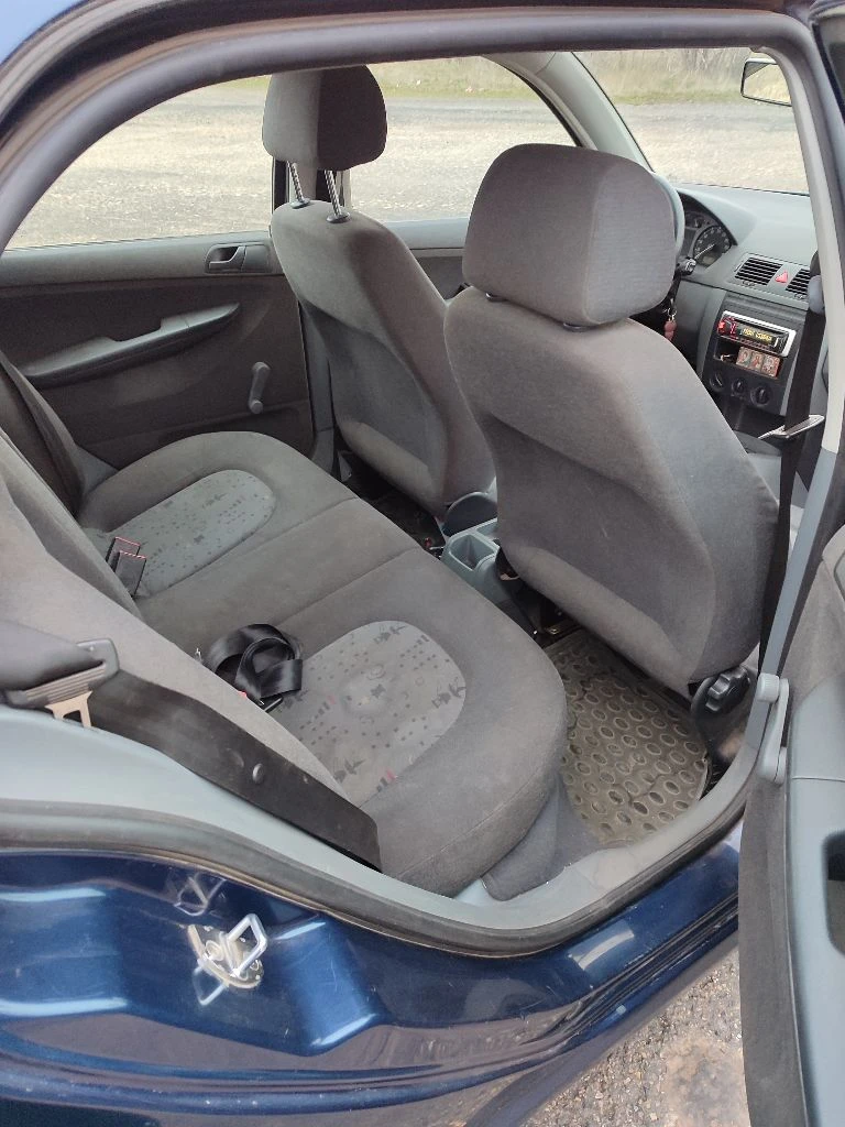 Продается шкода фабия, сборка чехия, 2004 г. в., пробег 182 т. км, дв. 1,4 см. в 2022 г. из германии, 2 собственника. в комплектации: кондиционер, две подушки, усил. пуля, регулировка руля, иммобелайзер, центральный замок, подогрев заднего стекла, магнитола. . в родном окрасе, стекла родные, масло от замены до замены. состояние хорошее. цена 410т. р. торг т. +7 949 3266571 виктор - фотография - 9