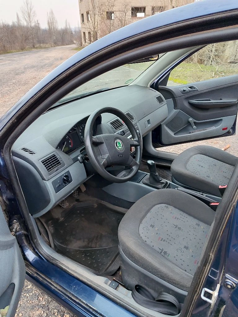 Продается шкода фабия, сборка чехия, 2004 г. в., пробег 182 т. км, дв. 1,4 см. в 2022 г. из германии, 2 собственника. в комплектации: кондиционер, две подушки, усил. пуля, регулировка руля, иммобелайзер, центральный замок, подогрев заднего стекла, магнитола. . в родном окрасе, стекла родные, масло от замены до замены. состояние хорошее. цена 410т. р. торг т. +7 949 3266571 виктор - фотография - 10