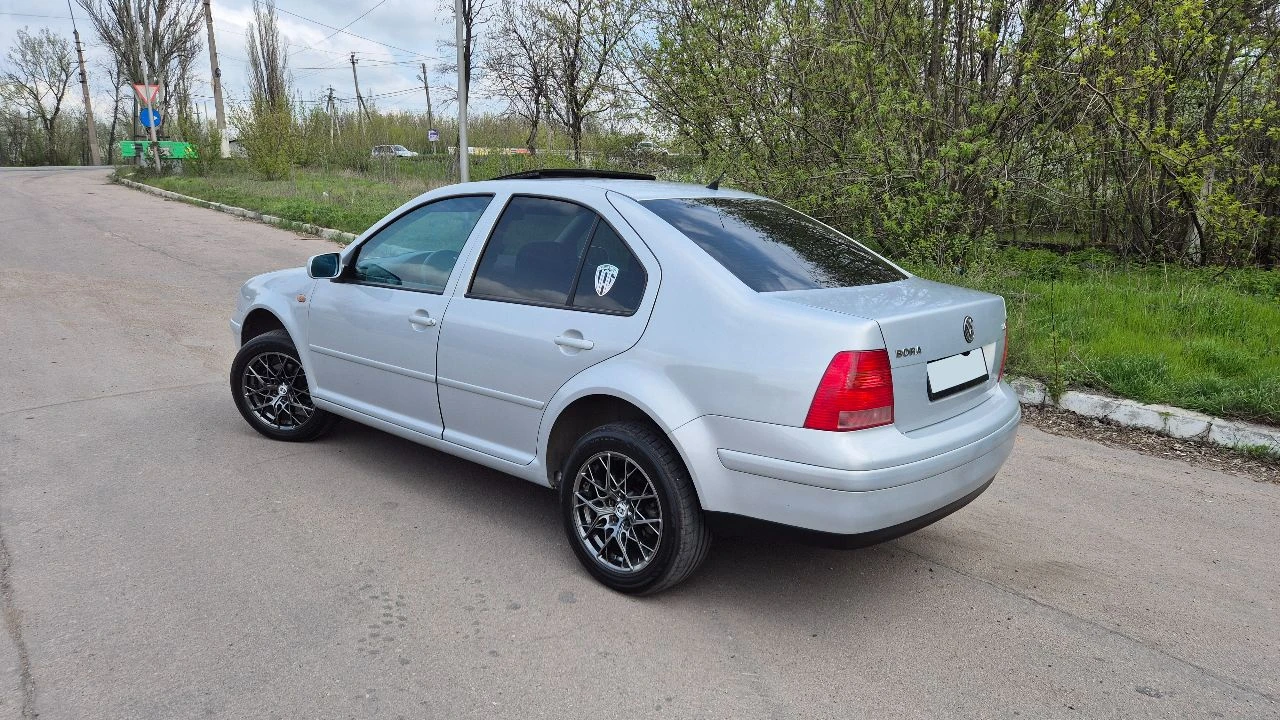 Volkswagen bora цена 550т. р. aqy 2.0-литровый 8-клапанный двигатель 115л. с мкп 5ст. пробег 222000т. км. технически чистый и исправный автомобиль. по комплектации: 2 ключа, сервисная книга, abs, электро регулировка зеркал с подогревом, 4 стеклоподъёмника, центральный замок, люк ( работает во всех положениях), 4 подушки безопасности, подогрев сидений, android магнитофон, качественная музыка передний и задний ряд, камера заднего вида. комплект колёс (зима r16 стальные + колпаки, лето r16 литые hre ff10) один собственник, учёт на мне. юридически чистый автомобиль телеграм: @karateturtle тел. : и мах +7 949 oo5 o8 16 - фотография - 3