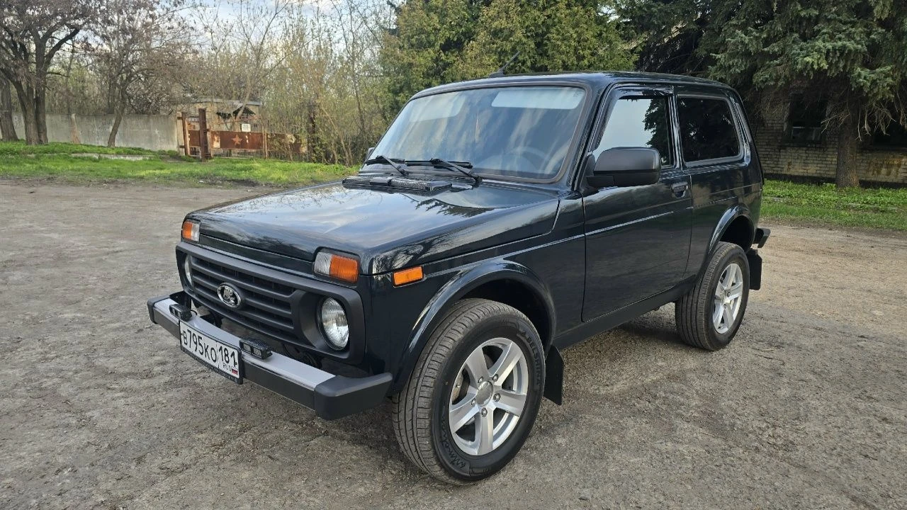 Niva legend 2024, люкс комплектация. состоянии нового авто. пробег 19т. вложений не требует. установлена процессорная магнитолла. цена 950 000 рублей. осмотр г. петровское. дополнительная информация по телефону +79592388713 - фотография - 2
