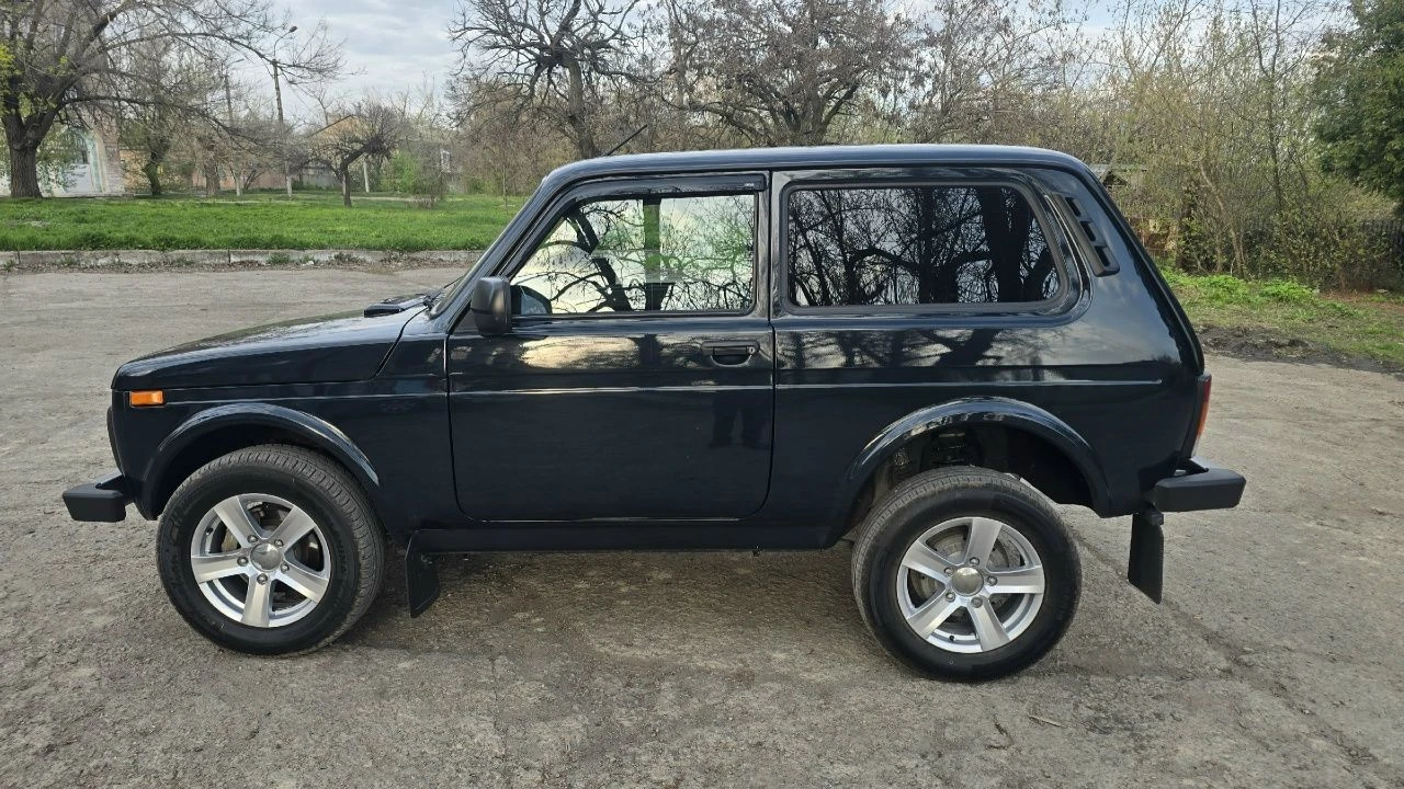 Niva legend 2024, люкс комплектация. состоянии нового авто. пробег 19т. вложений не требует. установлена процессорная магнитолла. цена 950 000 рублей. осмотр г. петровское. дополнительная информация по телефону +79592388713 - фотография - 6
