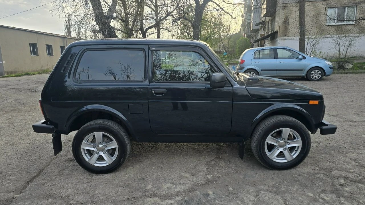 Niva legend 2024, люкс комплектация. состоянии нового авто. пробег 19т. вложений не требует. установлена процессорная магнитолла. цена 950 000 рублей. осмотр г. петровское. дополнительная информация по телефону +79592388713 - фотография - 7