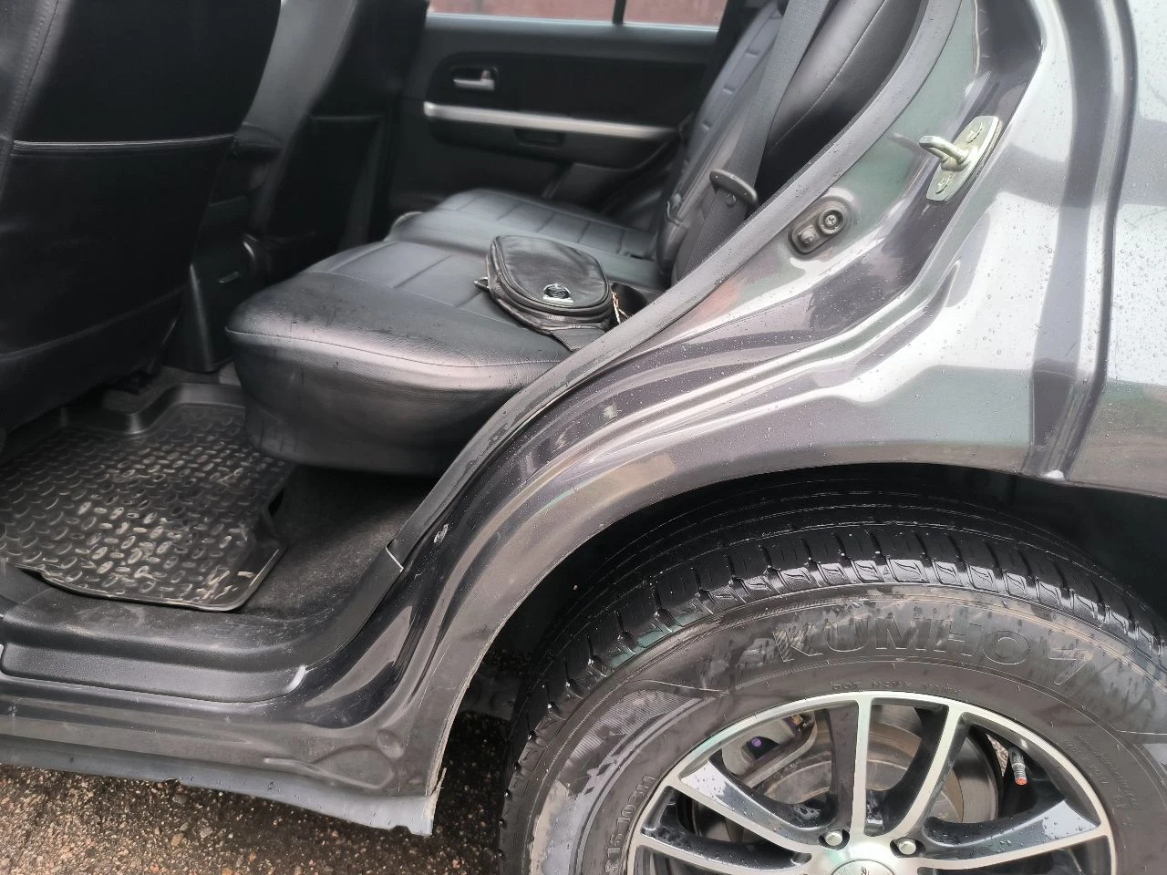 Продам suzuki grand vitara. машина обслужена от и до, все масла везде поменяны. автомат не пинает, работает чётко, полный привод без проблем доедет куда захотите. двигатель масло не употребляет. машина обработана пушечным салом и body, ближайшее время ржавчина ей не страшна. машине сделан чип тюнинг (едет бодро). клапана отрегулированы. сделано дхо (дальний в пол накала) сигнализация staline с автозапуском. музыка хорошая играет достойно. камера заднего вида. машине сделана шумоизоляция. круиз контроль, климат контроль, кондиционер холодит идеально. печка жарит, зимой очень тепло. ходовая: перед перебрал полностью, зад всё в отличном состоянии. установлен радиатор акпп. за машину не стыдно, вид имеет, вложено много сил и денег. хочу 1.150 млн. торг. +79493209287 - фотография - 25