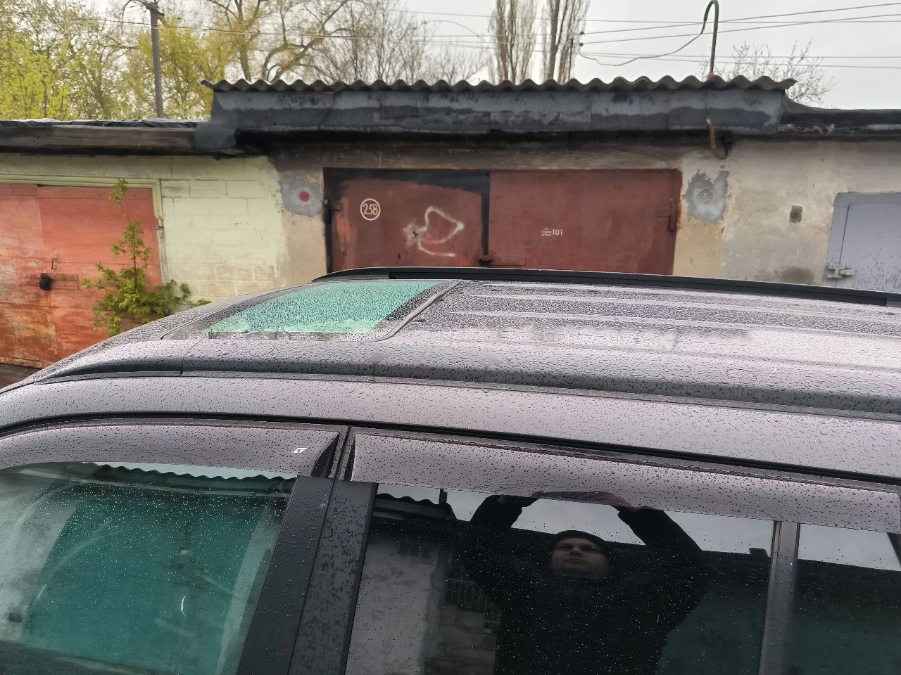 Продам suzuki grand vitara. машина обслужена от и до, все масла везде поменяны. автомат не пинает, работает чётко, полный привод без проблем доедет куда захотите. двигатель масло не употребляет. машина обработана пушечным салом и body, ближайшее время ржавчина ей не страшна. машине сделан чип тюнинг (едет бодро). клапана отрегулированы. сделано дхо (дальний в пол накала) сигнализация staline с автозапуском. музыка хорошая играет достойно. камера заднего вида. машине сделана шумоизоляция. круиз контроль, климат контроль, кондиционер холодит идеально. печка жарит, зимой очень тепло. ходовая: перед перебрал полностью, зад всё в отличном состоянии. установлен радиатор акпп. за машину не стыдно, вид имеет, вложено много сил и денег. хочу 1.150 млн. торг. +79493209287 - фотография - 24