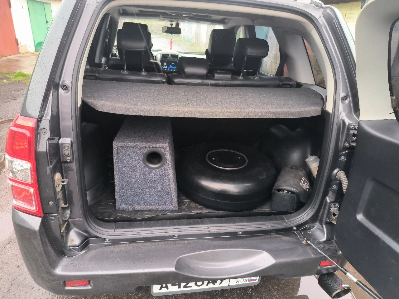 Продам японскую ниву 2010 год(рестайлинг) объем 2.0. пробег 170000 оригинал. машина обслужена от и до, все масла везде поменяны. автомат не пинает, работает чётко, полный привод без проблем доедет куда захотите. двигатель масло не употребляет. машина обработана пушечным салом и body, ближайшее время ржавчина ей не страшна. машине сделан чип тюнинг (едет бодро) и стоит газ евро 4 ( брал всё самое дорогое). клапана отрегулированы. светом будете довольны лэд в два ряда стоит. сделано дхо (дальний в пол накала) сигнализация staline с автозапуском. музыка хорошая с сабвуфером, играет достойно. круиз контроль, климат контроль, кондиционер холодит идеально. печка жарит, зимой очень тепло. ходовая: перед перебрал полностью, зад всё в отличном состоянии. зимняя резина почти новая. за машину не стыдно, вид имеет, вложено много сил и денег. хочу 1.3 млн. +79493209287 - фотография - 4