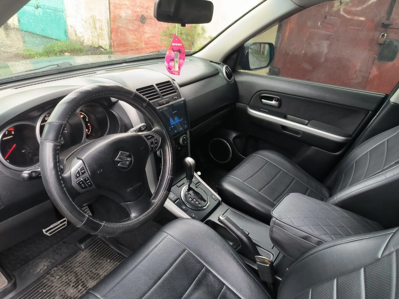 Продам японскую ниву 2010 год(рестайлинг) объем 2.0. пробег 170000 оригинал. машина обслужена от и до, все масла везде поменяны. автомат не пинает, работает чётко, полный привод без проблем доедет куда захотите. двигатель масло не употребляет. машина обработана пушечным салом и body, ближайшее время ржавчина ей не страшна. машине сделан чип тюнинг (едет бодро) и стоит газ евро 4 ( брал всё самое дорогое). клапана отрегулированы. светом будете довольны лэд в два ряда стоит. сделано дхо (дальний в пол накала) сигнализация staline с автозапуском. музыка хорошая с сабвуфером, играет достойно. круиз контроль, климат контроль, кондиционер холодит идеально. печка жарит, зимой очень тепло. ходовая: перед перебрал полностью, зад всё в отличном состоянии. зимняя резина почти новая. за машину не стыдно, вид имеет, вложено много сил и денег. хочу 1.3 млн. +79493209287 - фотография - 6