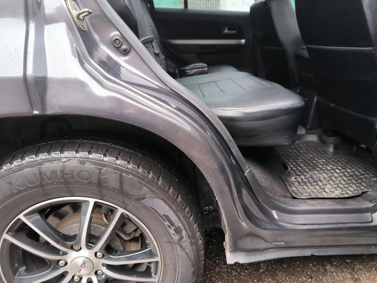Продам suzuki grand vitara. машина обслужена от и до, все масла везде поменяны. автомат не пинает, работает чётко, полный привод без проблем доедет куда захотите. двигатель масло не употребляет. машина обработана пушечным салом и body, ближайшее время ржавчина ей не страшна. машине сделан чип тюнинг (едет бодро). клапана отрегулированы. сделано дхо (дальний в пол накала) сигнализация staline с автозапуском. музыка хорошая играет достойно. камера заднего вида. машине сделана шумоизоляция. круиз контроль, климат контроль, кондиционер холодит идеально. печка жарит, зимой очень тепло. ходовая: перед перебрал полностью, зад всё в отличном состоянии. установлен радиатор акпп. за машину не стыдно, вид имеет, вложено много сил и денег. хочу 1.150 млн. торг. +79493209287 - фотография - 26
