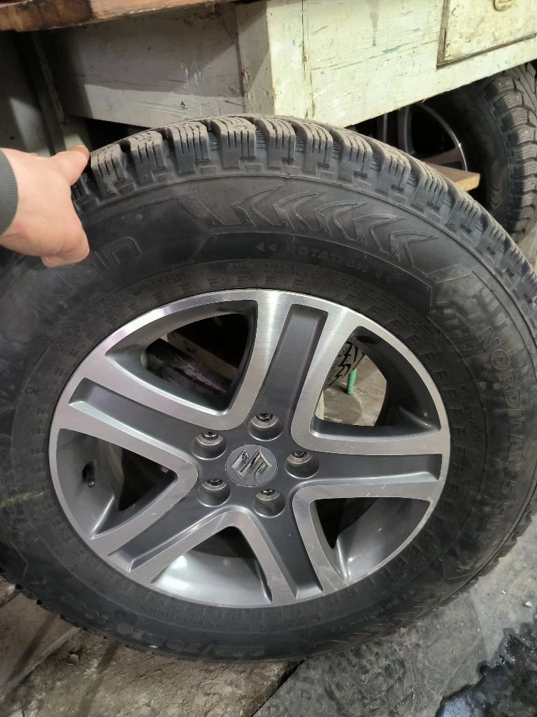 Продам японскую ниву 2010 год(рестайлинг) объем 2.0. пробег 170000 оригинал. машина обслужена от и до, все масла везде поменяны. автомат не пинает, работает чётко, полный привод без проблем доедет куда захотите. двигатель масло не употребляет. машина обработана пушечным салом и body, ближайшее время ржавчина ей не страшна. машине сделан чип тюнинг (едет бодро) и стоит газ евро 4 ( брал всё самое дорогое). клапана отрегулированы. светом будете довольны лэд в два ряда стоит. сделано дхо (дальний в пол накала) сигнализация staline с автозапуском. музыка хорошая с сабвуфером, играет достойно. круиз контроль, климат контроль, кондиционер холодит идеально. печка жарит, зимой очень тепло. ходовая: перед перебрал полностью, зад всё в отличном состоянии. зимняя резина почти новая. за машину не стыдно, вид имеет, вложено много сил и денег. хочу 1.3 млн. +79493209287 - фотография - 14