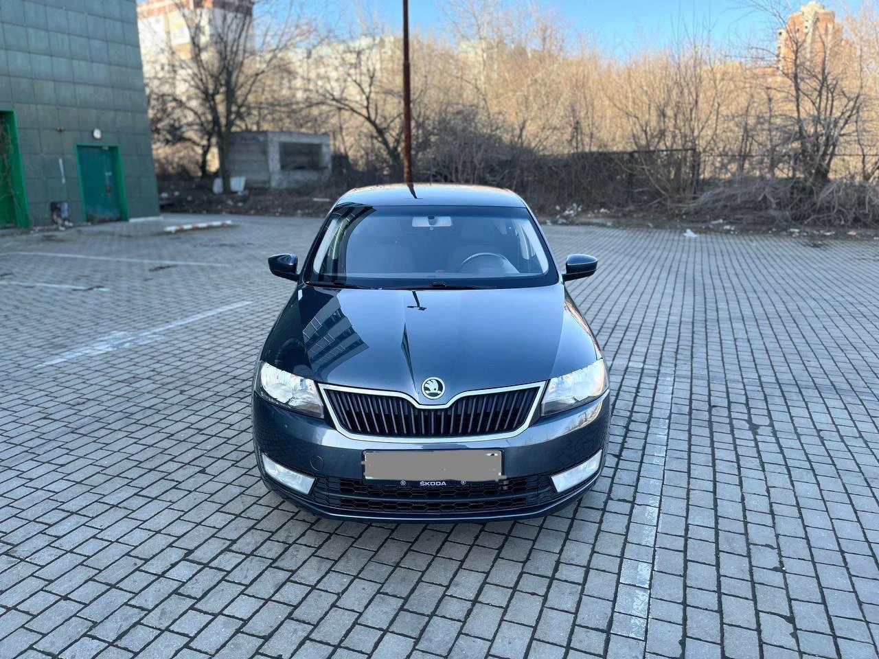 Skoda rapid без окрасов ! все стекла родные ! год 2015г кузов лифтбек мотор 1.6 бензиновый мрi (атмосферный) коробка механика 5ст. передний привод пробег 190.000 тыс. км (родной ) автотека зеленая 🧤 2 хозяин! комплектация климат контроль! подогрев сидений ! круиз контроль ! 4 эл. стеклоподъёмника ! бортовой компьютер ! обогрев заднего стекла! эл. зеркала с подогревом корректор фар! дхо! сигнализация ! би лэд в фарах! лэд птф! разъемы под aux usb! разъем 12v! магнитола bluetooth! мульти руль ! литые диски r15! 2 ключа ! ✅донецк. стоимость 950.000 тел. +7 (949)5905326 - фотография - 2