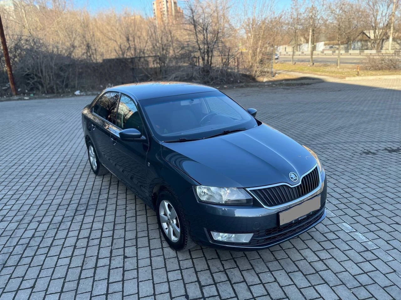 Skoda rapid без окрасов ! все стекла родные ! год 2015г кузов лифтбек мотор 1.6 бензиновый мрi (атмосферный) коробка механика 5ст. передний привод пробег 190.000 тыс. км (родной ) автотека зеленая 🧤 2 хозяин! комплектация климат контроль! подогрев сидений ! круиз контроль ! 4 эл. стеклоподъёмника ! бортовой компьютер ! обогрев заднего стекла! эл. зеркала с подогревом корректор фар! дхо! сигнализация ! би лэд в фарах! лэд птф! разъемы под aux usb! разъем 12v! магнитола bluetooth! мульти руль ! литые диски r15! 2 ключа ! ✅донецк. стоимость 950.000 тел. +7 (949)5905326 - фотография - 3