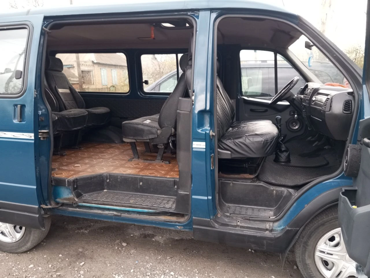 Продам семейный соболь- баргузин 7+1 легковой ( сидения сьемные если надо). 2003г. 2.3 16кл. 406 газ-бензин зарегистрирован. двигатель после капиталки 15т. (отличный), кпп подвеска все в норме, на хорошем ходу! авто в хорошем состоянии, на свои года, обслужен, ухожен! местный не пригон! хорошая резина. гур, эл/стекла, магнитола. документы в порядке от хозяина, есть диагност. карта т. о. цена: 450.000р. енакиево. +79493652755. - фотография - 7