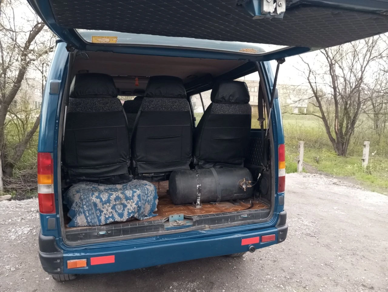 Продам семейный соболь- баргузин 7+1 легковой ( сидения сьемные если надо). 2003г. 2.3 16кл. 406 газ-бензин зарегистрирован. двигатель после капиталки 15т. (отличный), кпп подвеска все в норме, на хорошем ходу! авто в хорошем состоянии, на свои года, обслужен, ухожен! местный не пригон! хорошая резина. гур, эл/стекла, магнитола. документы в порядке от хозяина, есть диагност. карта т. о. цена: 450.000р. енакиево. +79493652755. - фотография - 8