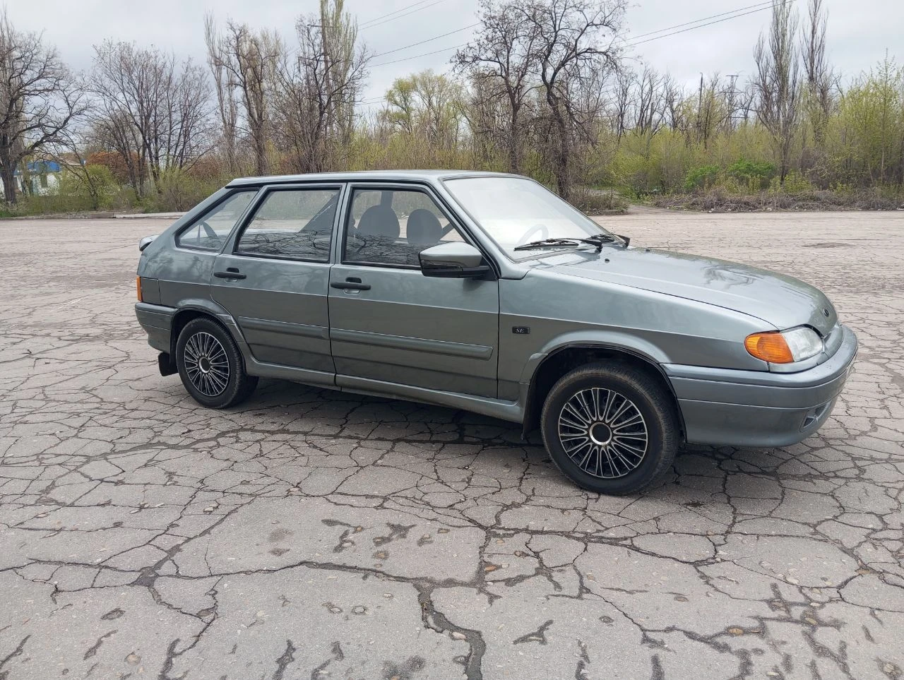 Продам ваз 2114 2011г. 1.6 бензин, родной пробег: 157000. в хорошем состоянии. дно, стаканы все целое, варить-красить не нужно, ну и не новая! на свою цену! двигатель пушка, кпп подвеска все хорошо. сел и поехал! эл/стекла, свет led, ц/замок-сигнализация, магнитола аккустика. документы в порядке. цена: 220000р. енакиево. +79493652755. - фотография - 1