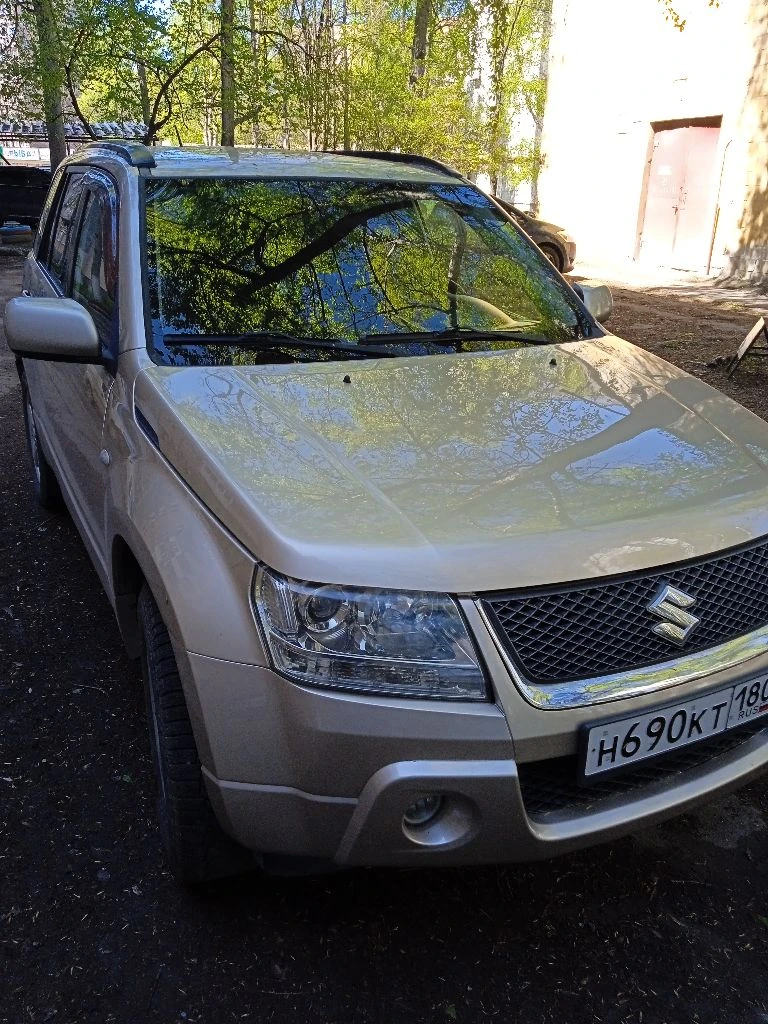 Suzuki grand vitara 2006, 2 литра, механика 5 ступенчатая, 2 ключа, полный привод, 140 л. с. , пробег 237705 км, цвет бежевый, состояние нормальное, тех. осмотр пройден. цена 900 000 руб. г. донецк, кировский район, текстильщик. +7 949 428 17 32, александр - фотография - 1