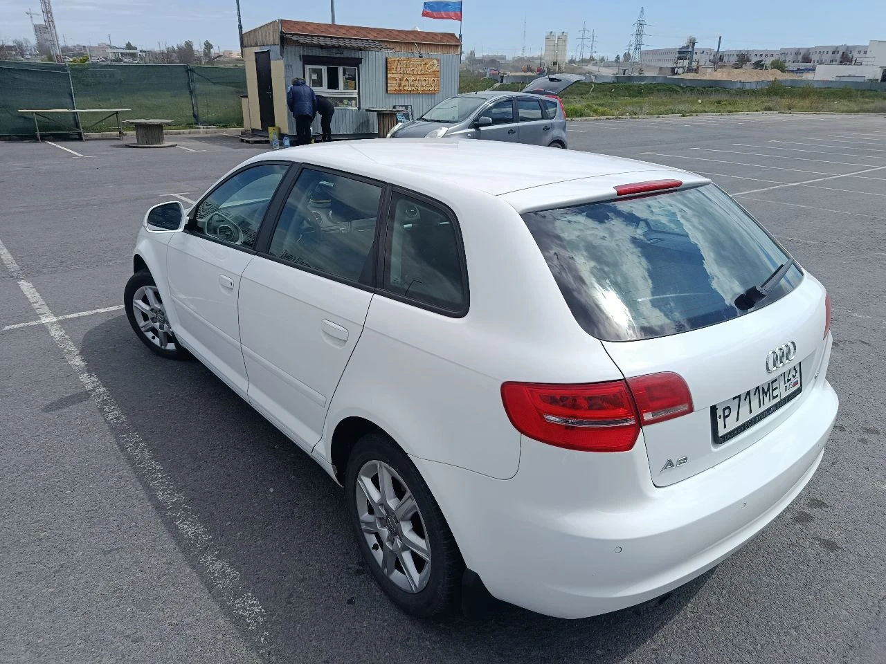 Ауди а 3. машина в отличном состоянии, 2010 год. мотор самый простой и надёжный 1.6 mpi, пробег 190 т. км. , масло не берет. кузов без гнили, ржавчины и прочих дефектов(машина южная). коробка автомат обслужена. ходовая часть в отличном состоянии. расход топлива трасса 6, город 7 литров. комплектация ( круиз, парктроник, датчик света, датчик дождя, двухзонный климат, электропакет, бортовой компьютер, подогрев сидений). по комплектации всё работает. птс оригинал. документы готовы к переоформлению. смотреть на изумрудном, мариуполь цена 755 т. р. торг. +79495583044 - фотография - 1